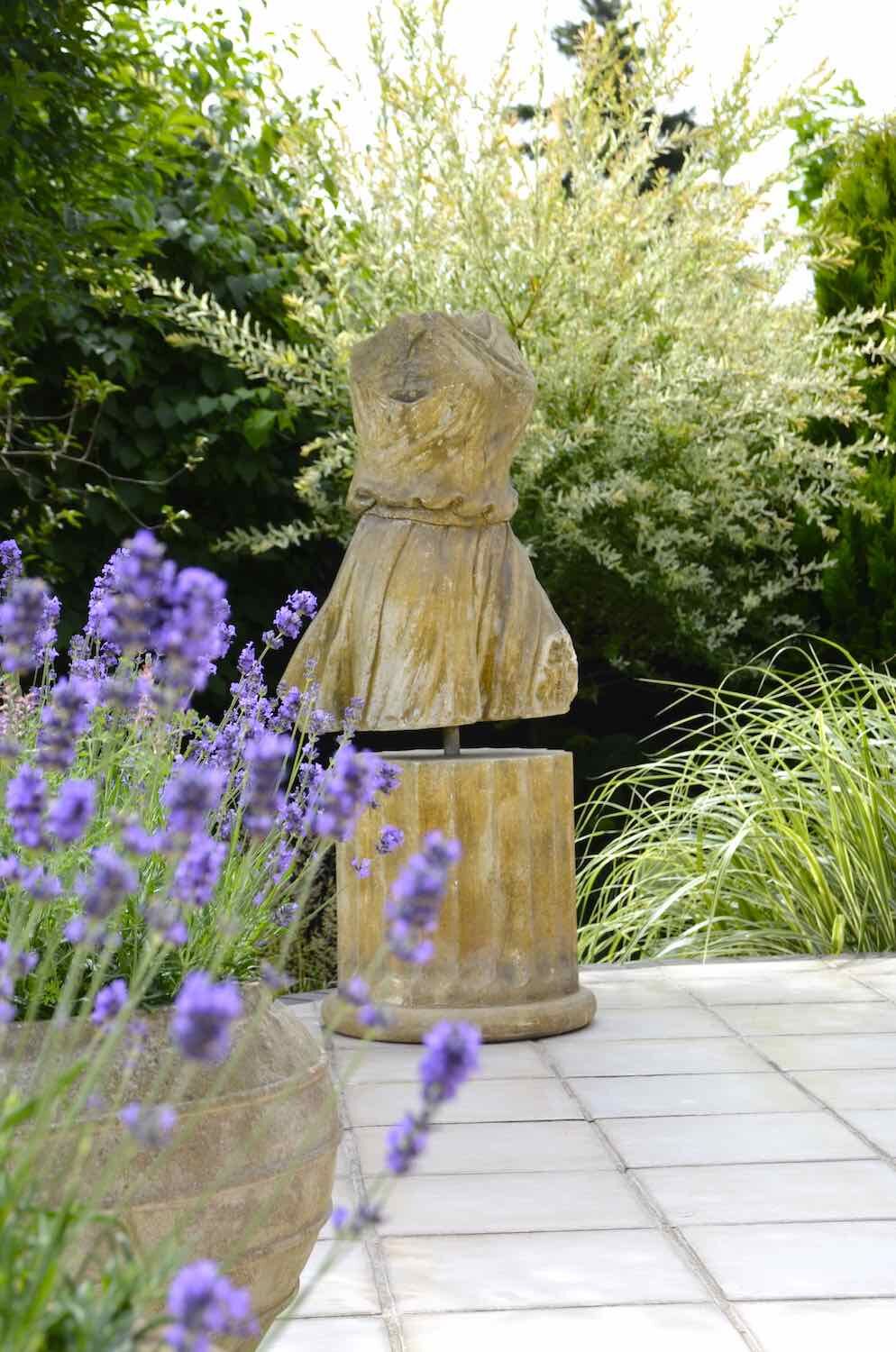 Falkensee bei Berlin: Torso ATHENE, Kalkstein aus Vicenza, maßgeschneiderte Steinmetzarbeit. Falkensee bei Berlin: Torso ATHENE, Kalkstein aus Vicenza, maßgeschneiderte Steinmetzarbeit.