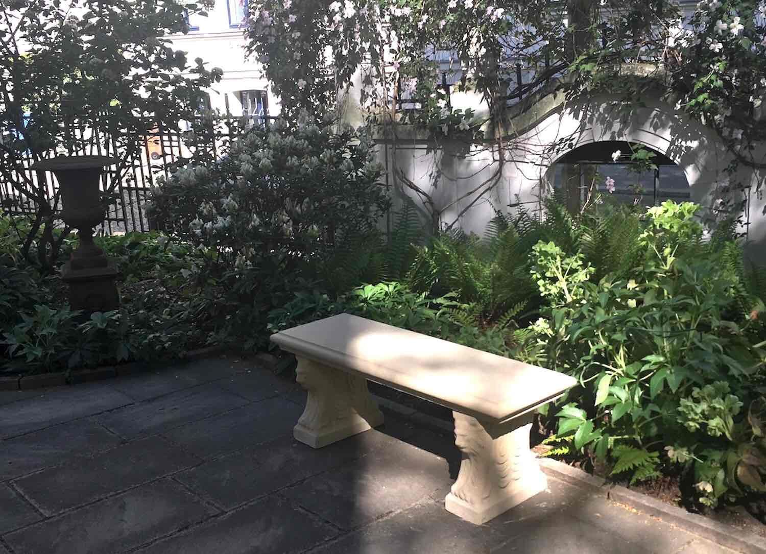 Magdeburg: Steinbank ITALAN LION aus englischem Sandsteinguss. Zentral im Blick bei Austritt aus der Jugendstil-Villa. Magdeburg: Steinbank ITALAN LION aus englischem Sandsteinguss. Zentral im Blick bei Austritt aus der Jugendstil-Villa.