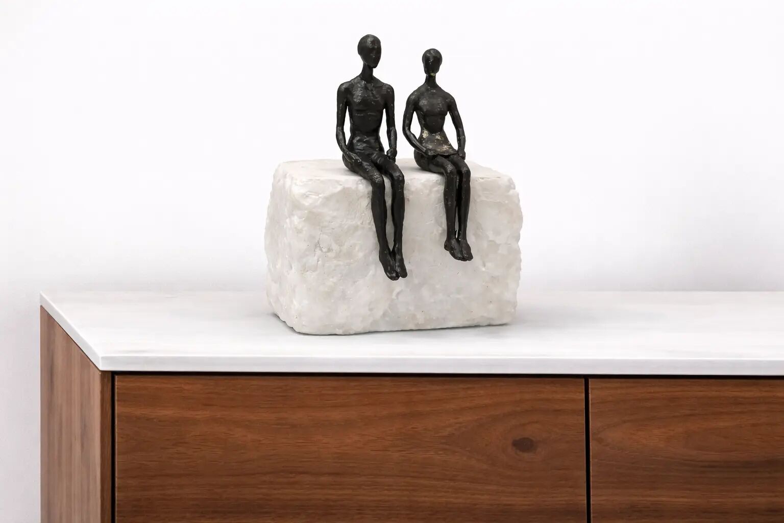 Bronzefigur Paar LAUREN und LUIGI auf Steinsockel