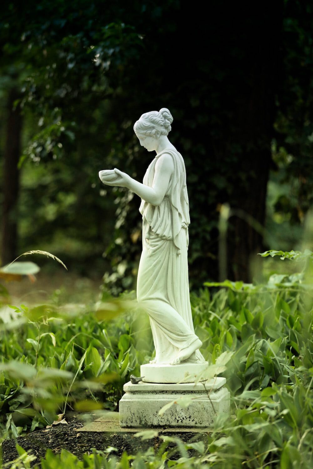 Potsdam: Steinfigur HEBE auf Podest ALDO, phantastisch vom Kunden fotografiert.  Potsdam: Steinfigur HEBE auf Podest ALDO, phantastisch vom Kunden fotografiert.