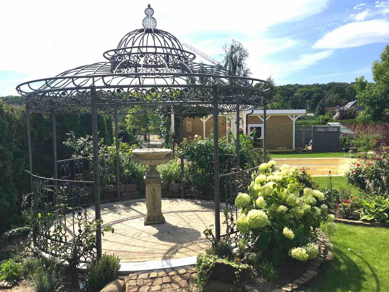 Potsdam: Steinschale EDWARD auf Podest FLORAL, aged Cotswold-Stone. Im Zentrum eines Gartenpavillons. Potsdam: Steinschale EDWARD auf Podest FLORAL, aged Cotswold-Stone. Im Zentrum eines Gartenpavillons.