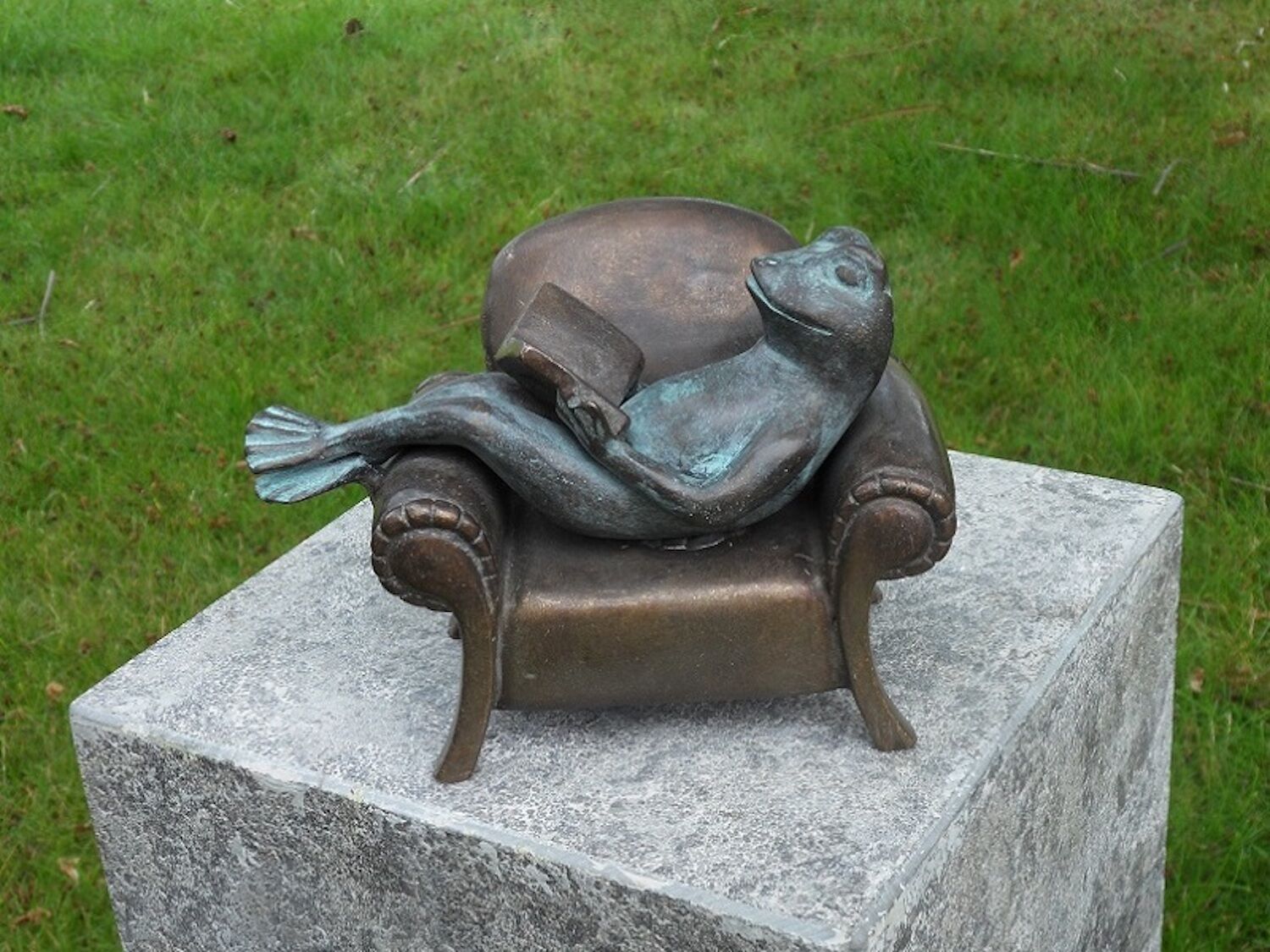 Bronzefigur Frosch ARTUR im Sessel