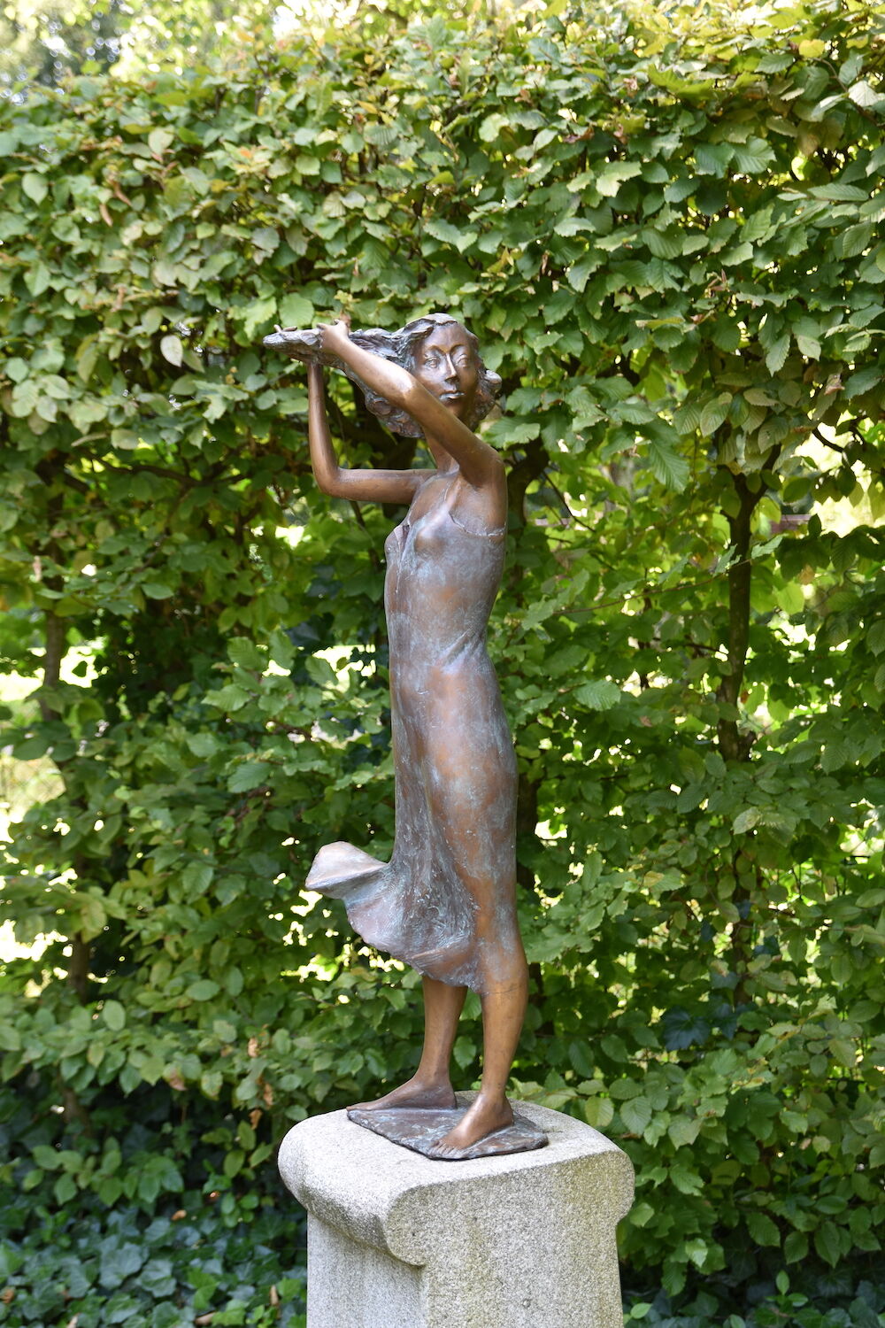 Bronzefigur MÄDCHEN IM WIND (von Hans Nübold)