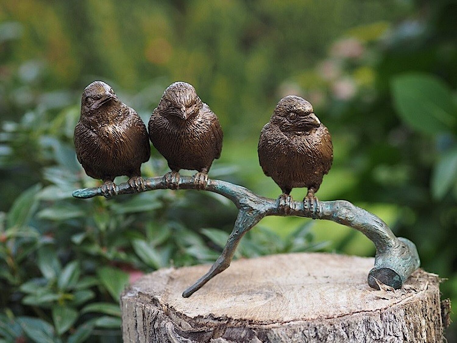 Bronzefigur Vogelpaar DREI SPATZEN AUF AST