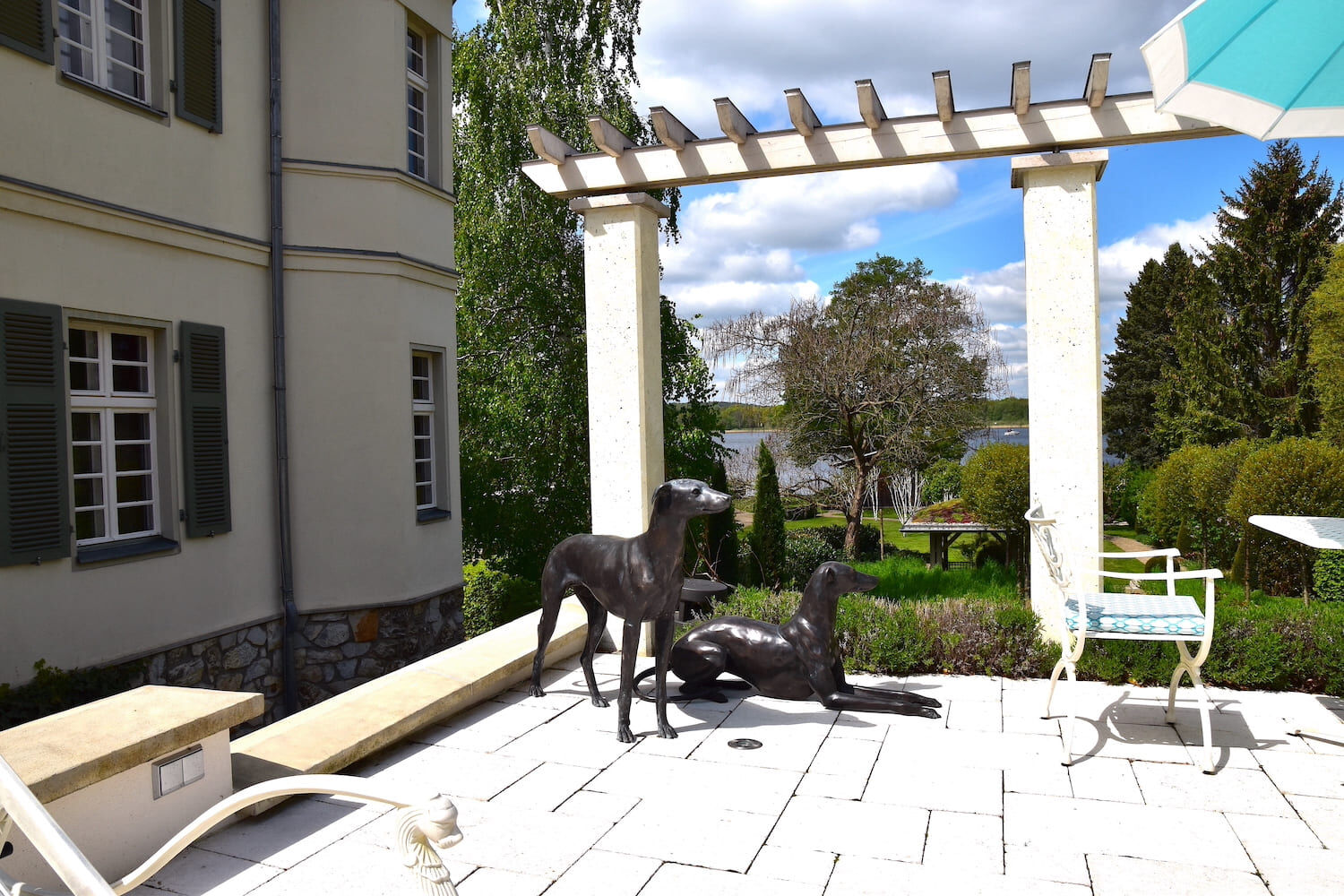 Potsdam, Schwielowsee: Bronzefiguren GREYHOUND EOS und NOTOS