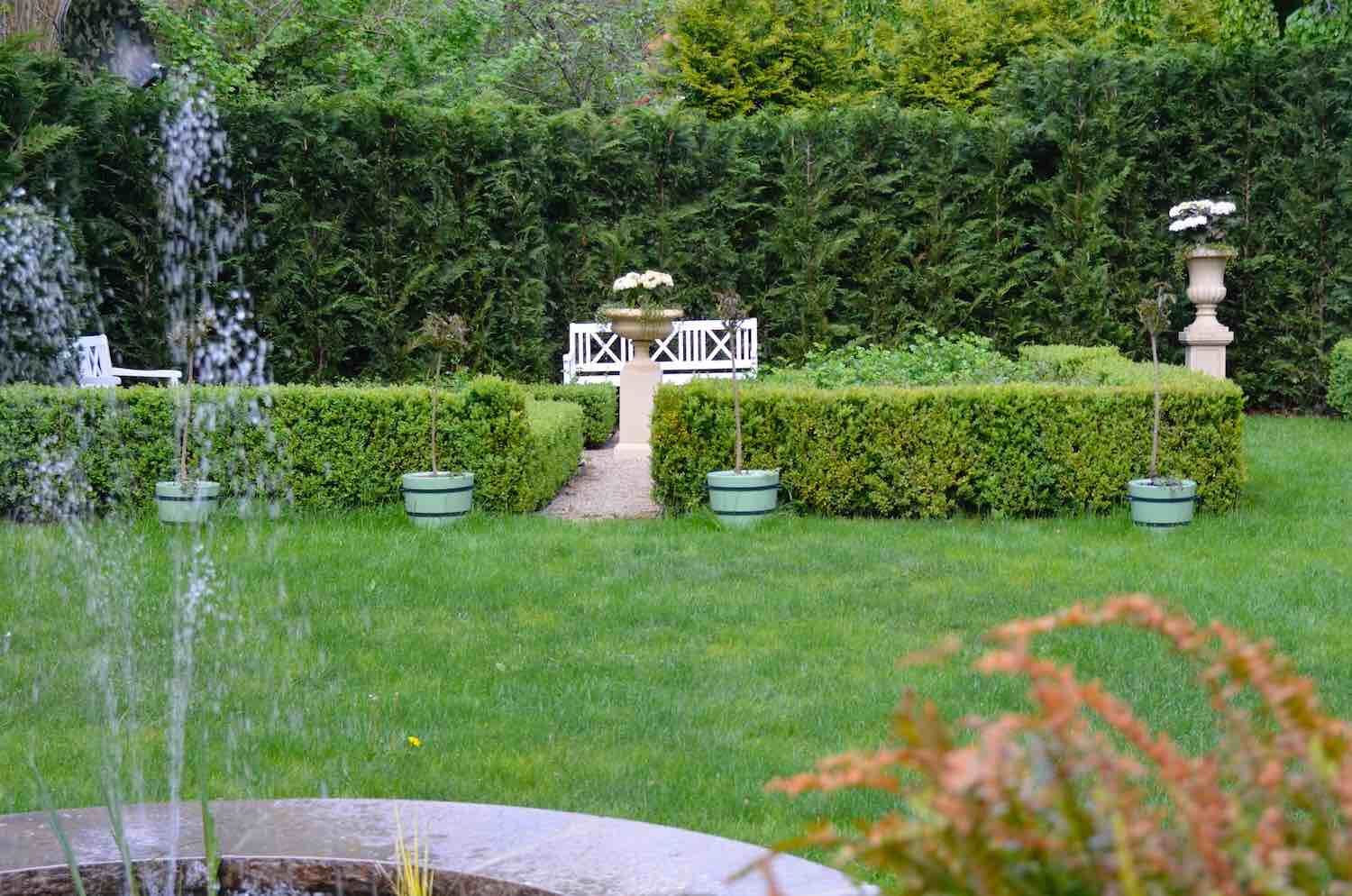 Berlin: diverse Steinvasen und Podeste aus englischem Sandsteinguss.  Berlin: diverse Steinvasen und Podeste aus englischem Sandsteinguss.