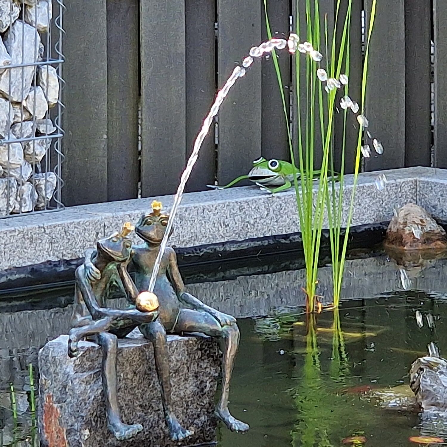 Wolfsburg: Bronzewasserspeier ALBERT UND WILBERT