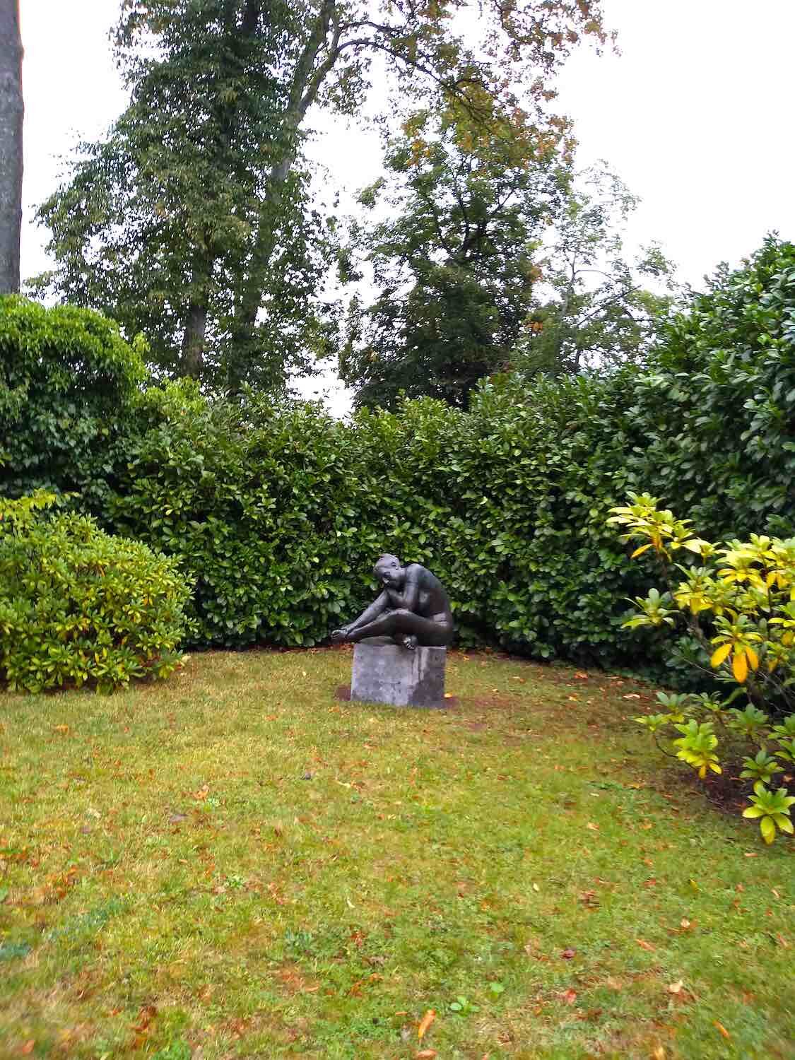 Pirmasens: Bronzefigur EMILIA, ruhend, auf Podest CARBONATO 40x60x40 cm Pirmasens: Bronzefigur EMILIA, ruhend, auf Podest CARBONATO 40x60x40 cm