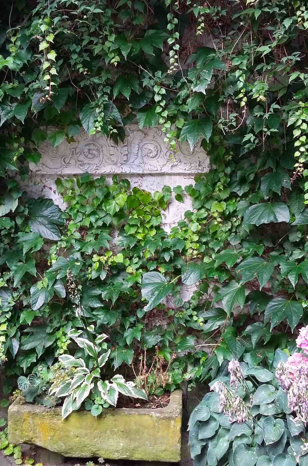 Alzey, Rheinland-Pfalz: Steinrelief VINO. Alzey, Rheinland-Pfalz: Steinrelief VINO.