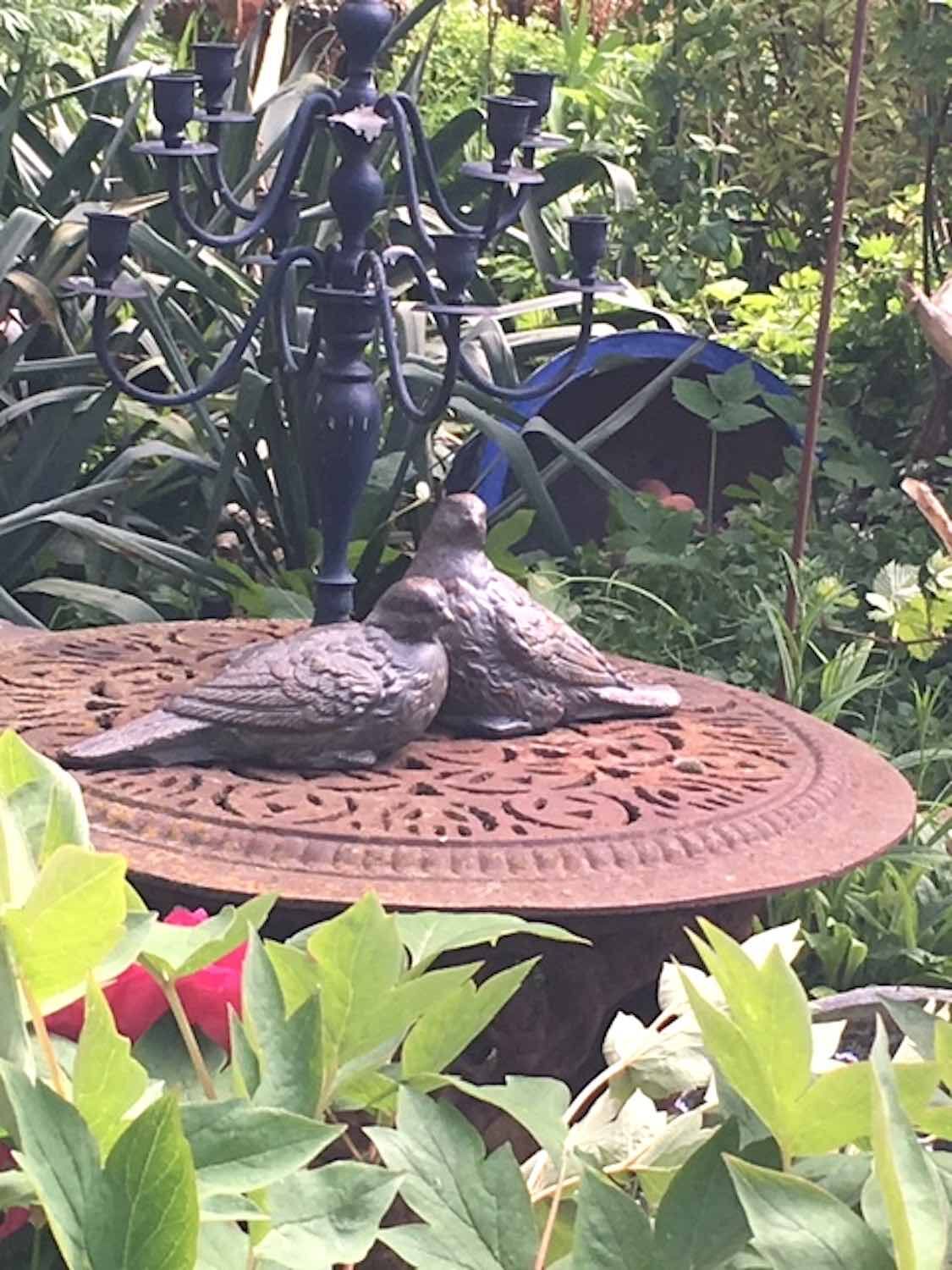 Rheinhessen/Alzey-Worms: Tauben aus Gusseisen Rheinhessen/Alzey-Worms: Tauben aus Gusseisen