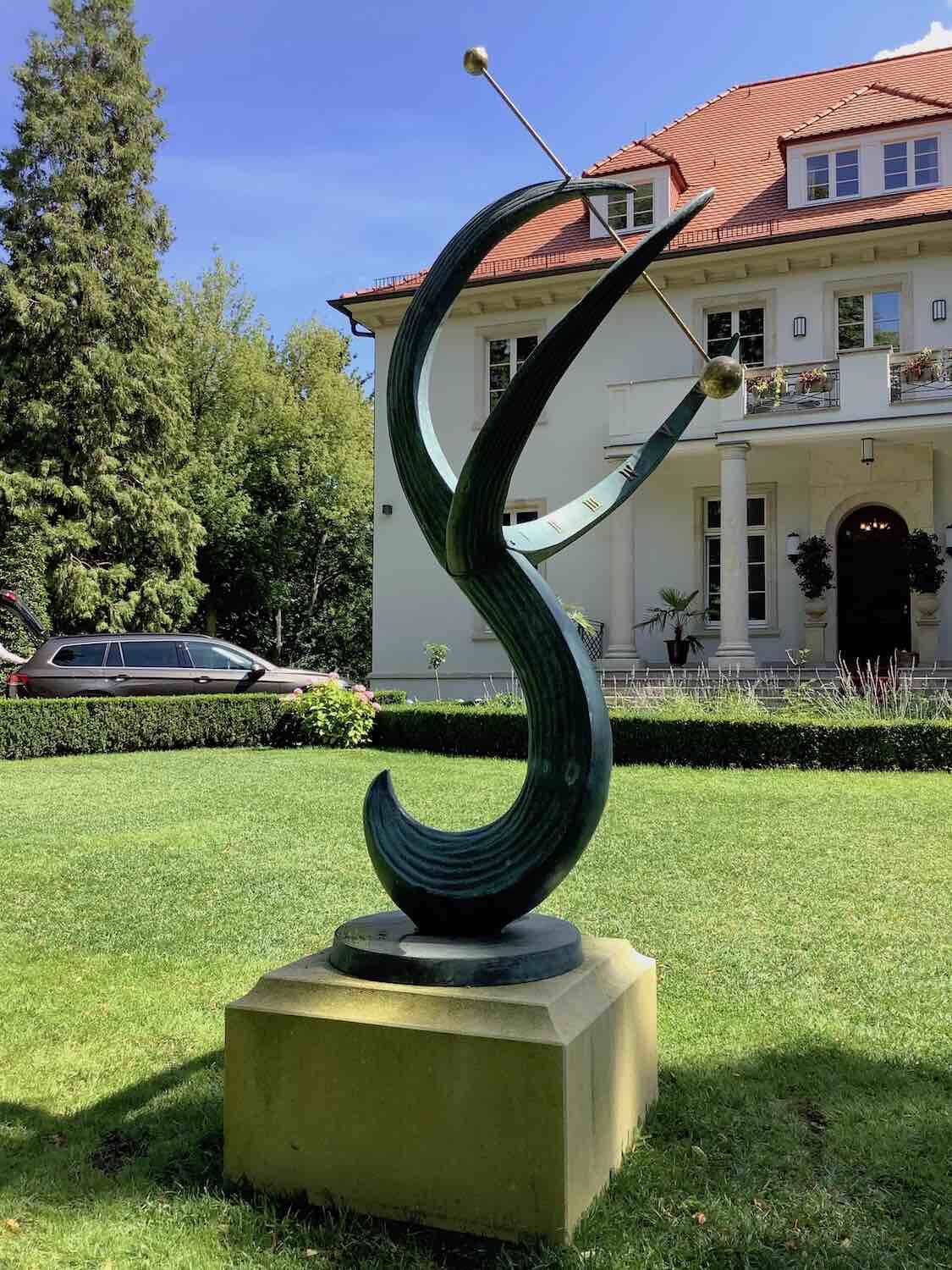 Potsdam: Bronzesonnenuhr GAUSS auf einem Podest aus VICENZA-Kalkstein in Wunschmaßen Potsdam: Bronzesonnenuhr GAUSS auf einem Podest aus VICENZA-Kalkstein in Wunschmaßen