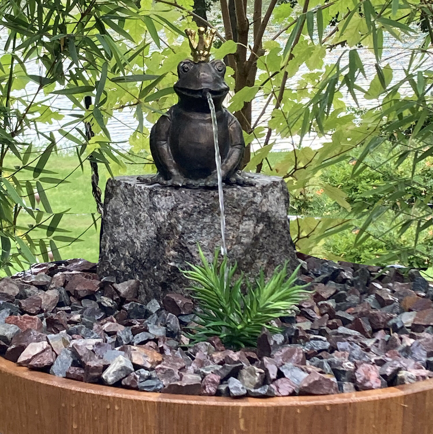 Potsdam: Brunnenkomplettsett aus Holzkübel, Granistein und Wasserspeier Froschkönig CHARLES