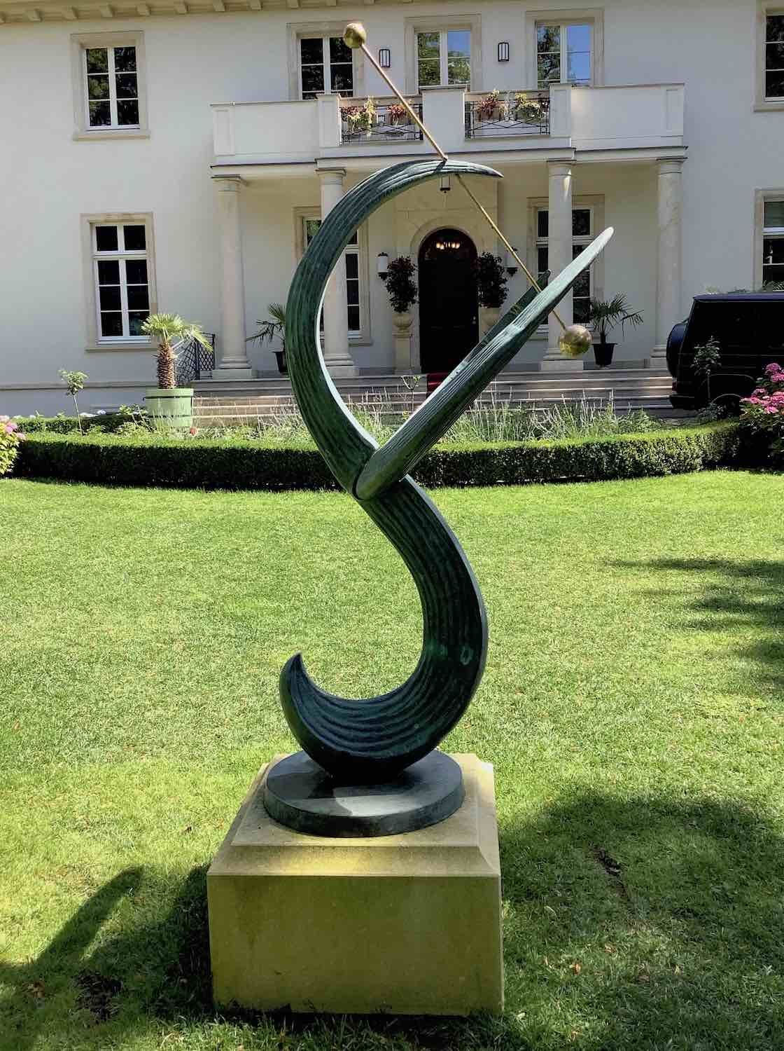 Potsdam: Bronzesonnenuhr GAUSS auf einem Podest aus VICENZA-Kalkstein in Wunschmaßen Potsdam: Bronzesonnenuhr GAUSS auf einem Podest aus VICENZA-Kalkstein in Wunschmaßen