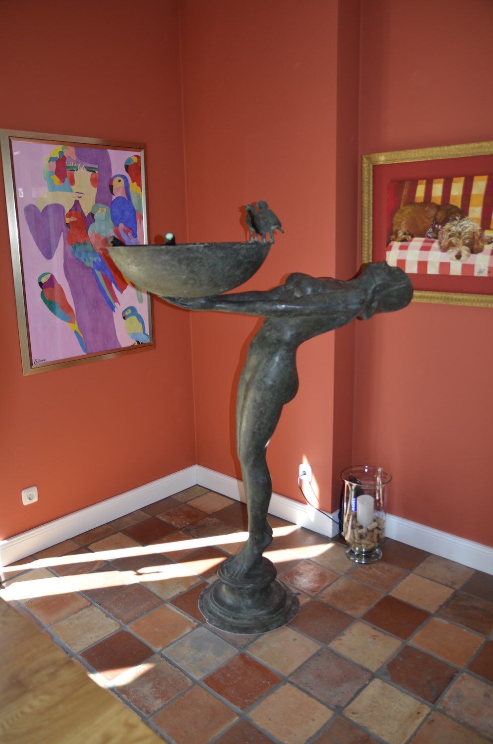 Potsdam: grün patinierter Bronzebrunnen SERENE als Blickfang innerhalb eines Hauses. Potsdam: grün patinierter Bronzebrunnen SERENE als Blickfang innerhalb eines Hauses.