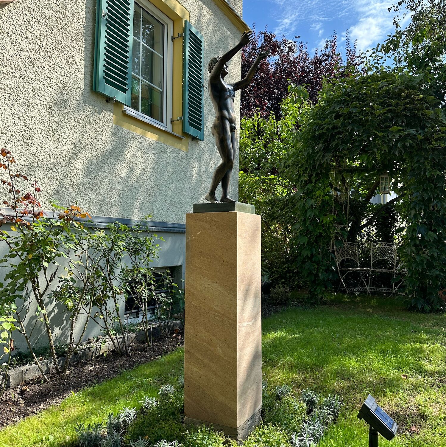 München: Bronzefigur BETENDER KNABE auf Sandsteinpodest