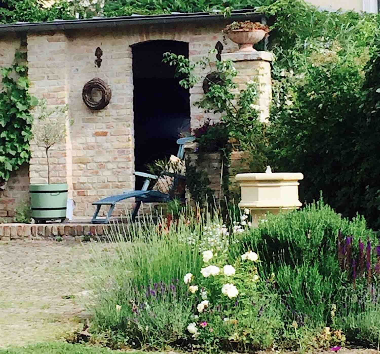 Potsdam: Orangeriekübel SANS, SOUCI mit Steinbrunnen ST. DENIS. Mediterrane Stimmung. Potsdam: Orangeriekübel SANS, SOUCI mit Steinbrunnen ST. DENIS. Mediterrane Stimmung.