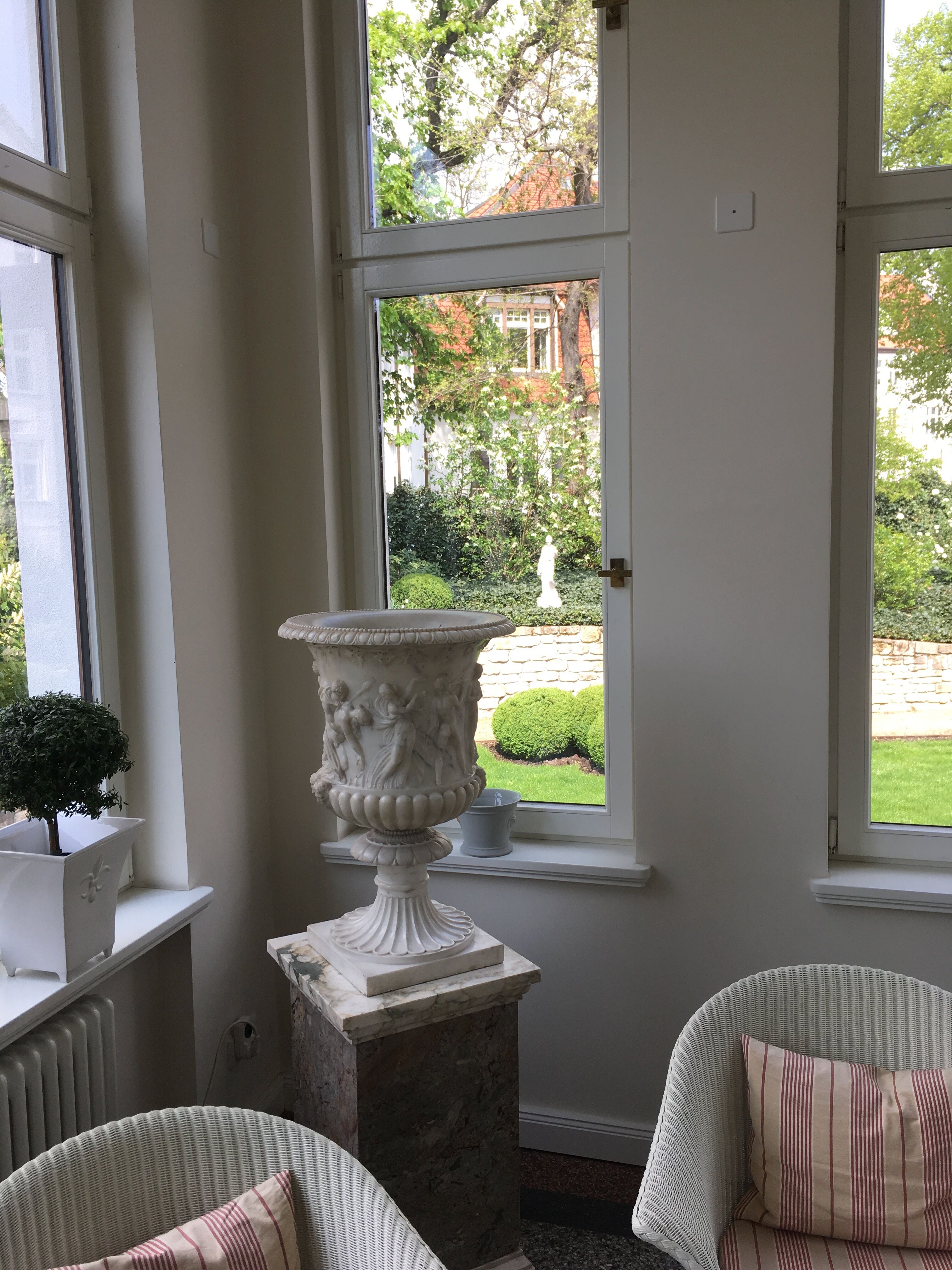 Magdeburg: Marmorvase, hinten Steinfigur EBE Magdeburg: Marmorvase, hinten Steinfigur EBE