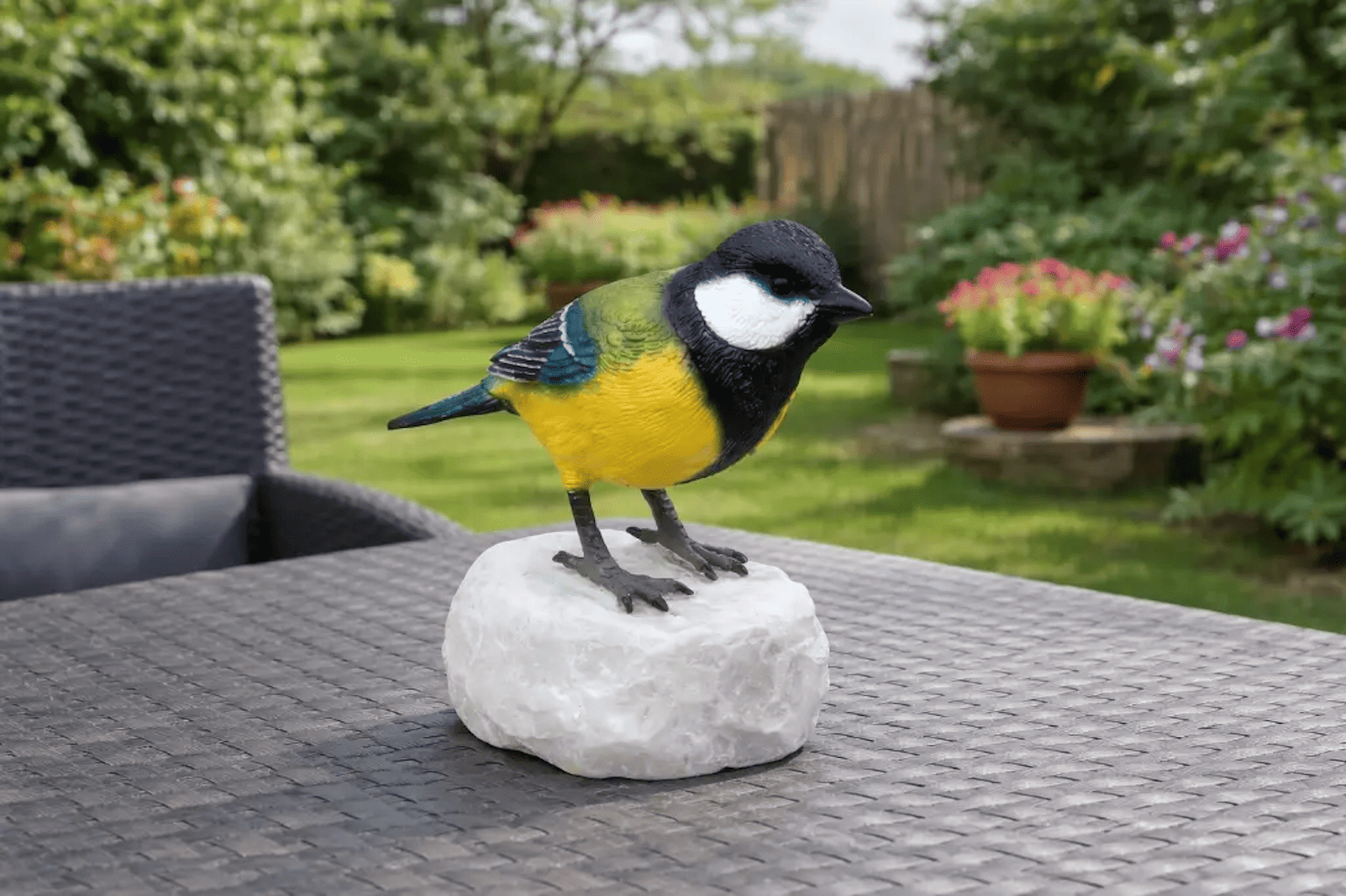 Bronzefigur Vogel Kohlmeise PIPINO auf Steinsockel