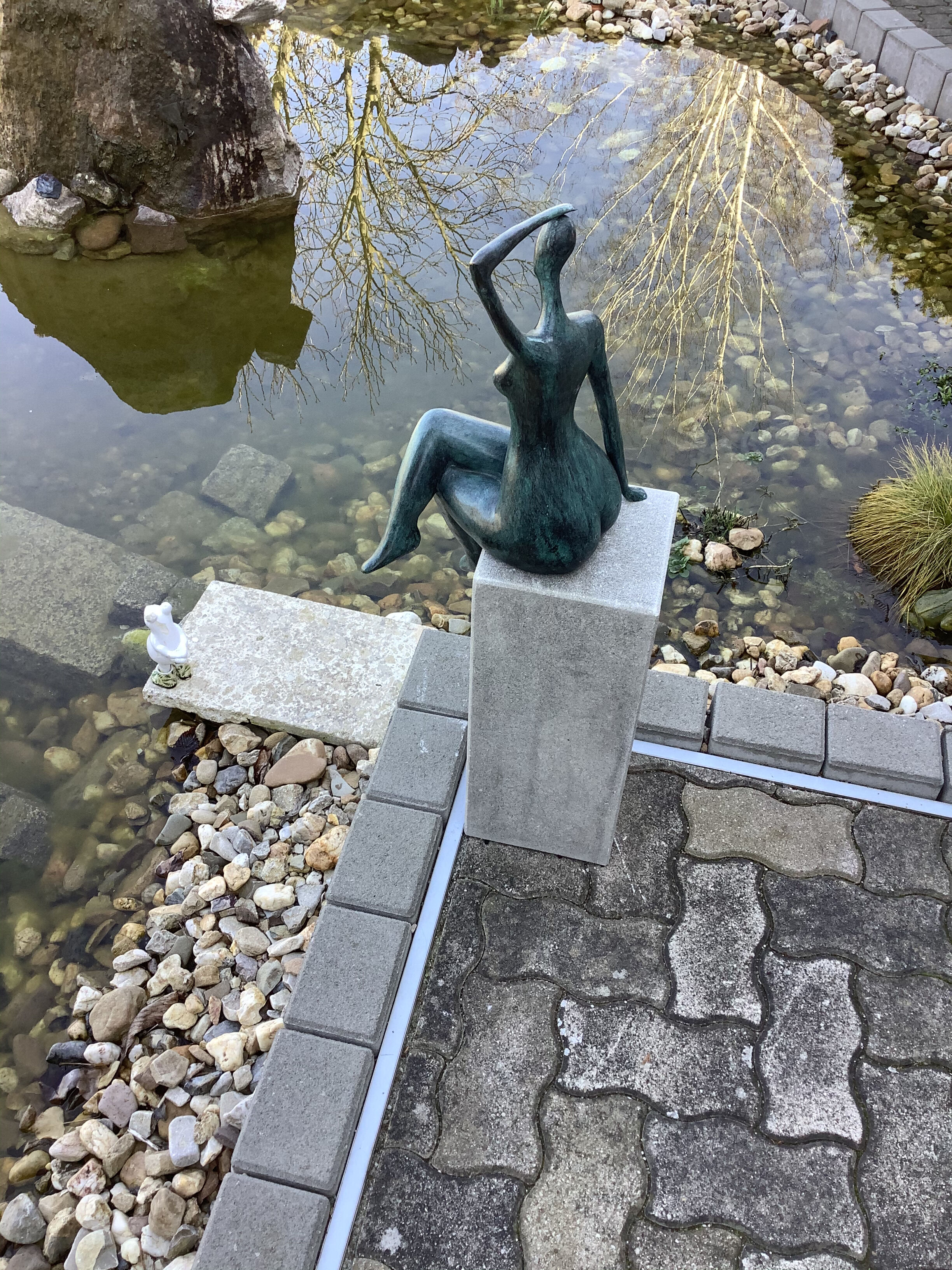 bei Nebra (Unstrut): Bronzefigur AVELINE, auf Podest VICENZA 50-20-20 bei Nebra (Unstrut): Bronzefigur AVELINE, auf Podest VICENZA 50-20-20