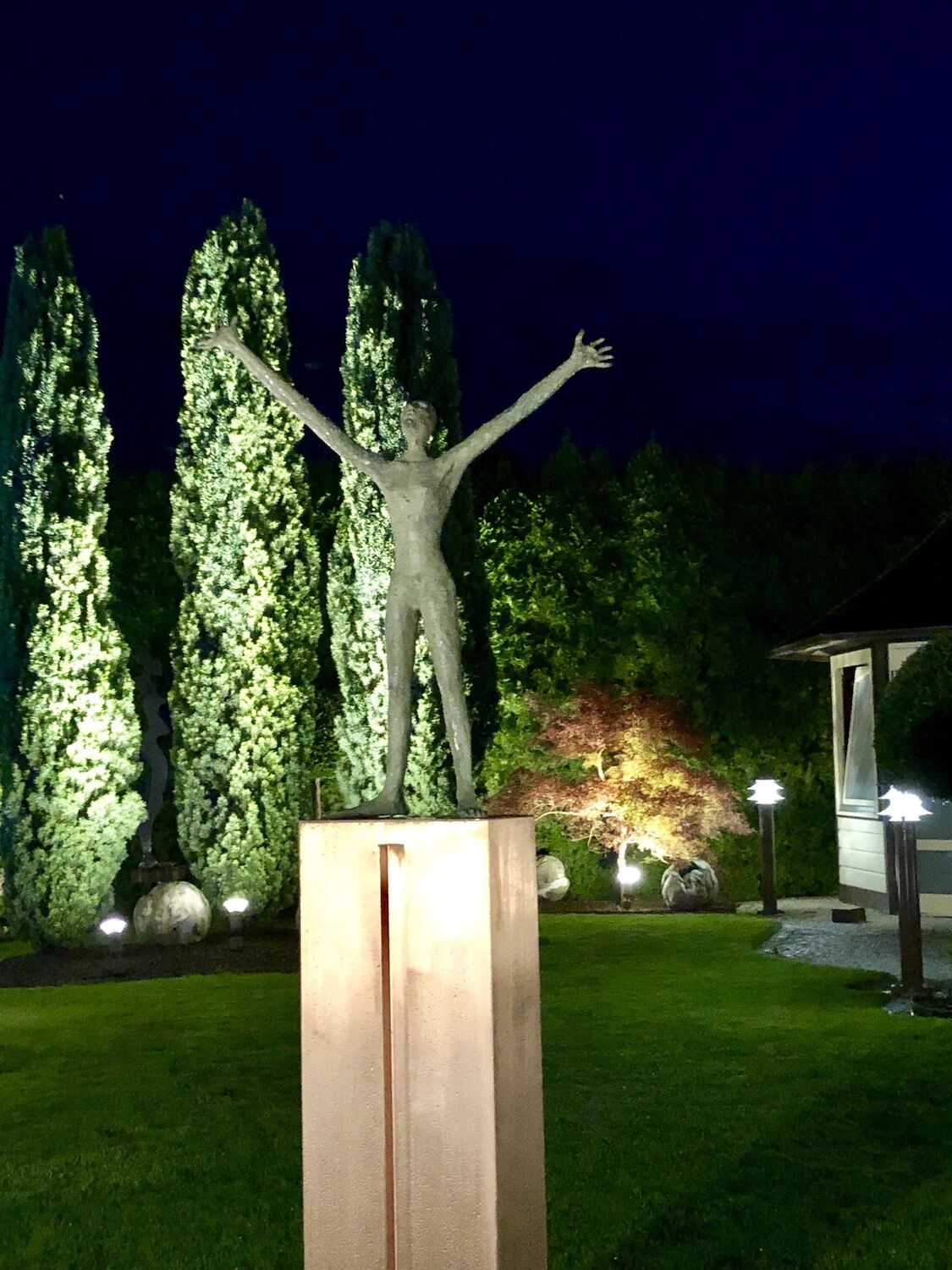 Teltow b. Berlin: Bronzeskulptur WELCOME auf Kupferpodest Teltow b. Berlin: Bronzeskulptur WELCOME auf Kupferpodest