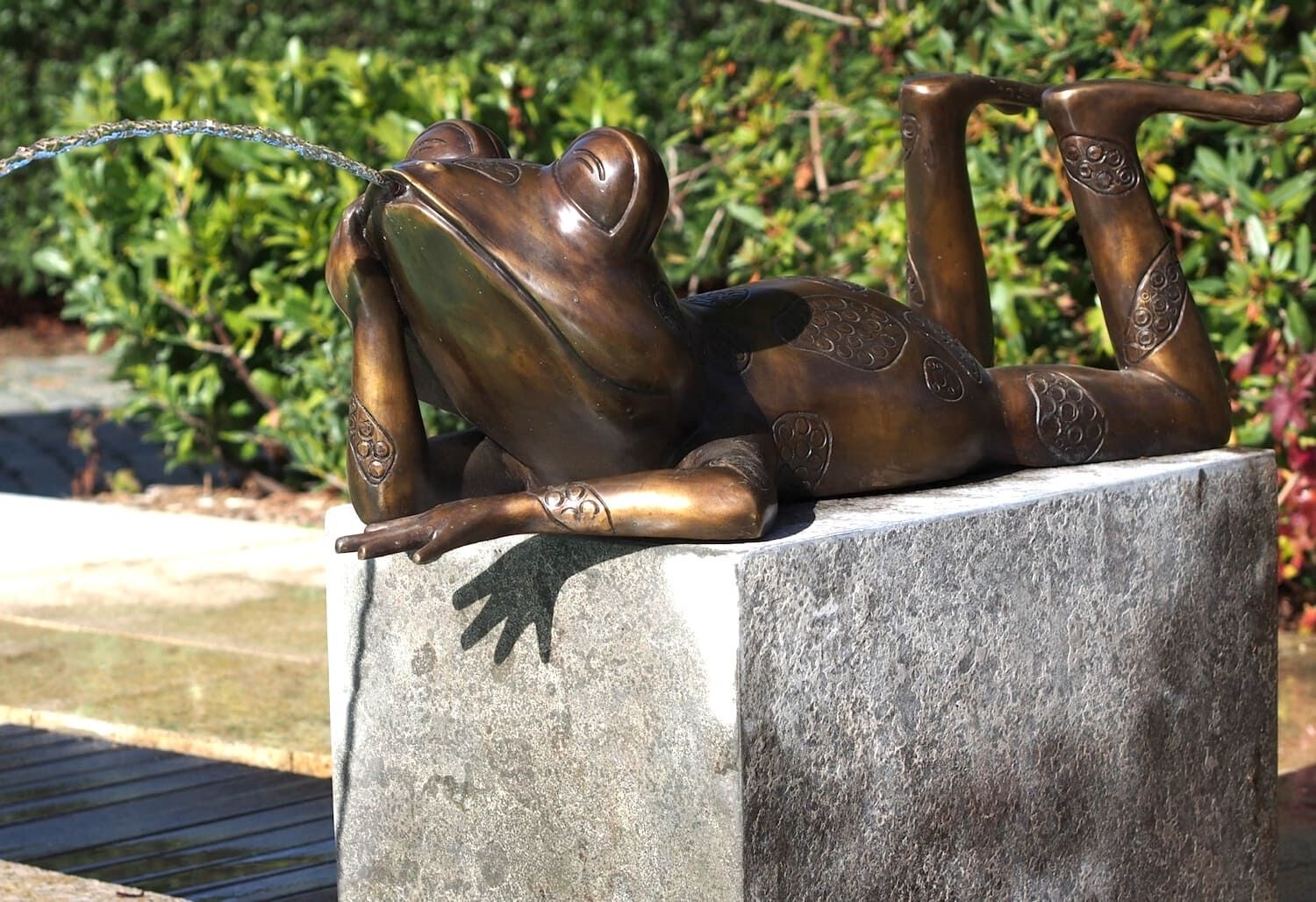 Bronzewasserspeier Frosch LARRY (90 cm)