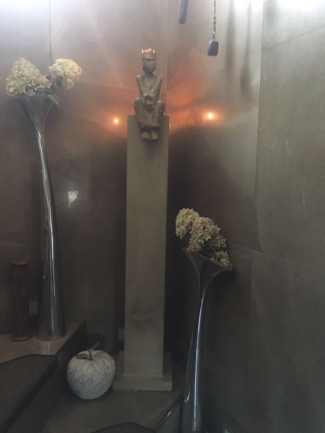 Senftenberg: Prinz aus Stein mit goldener Krone auf Steinstele.  Senftenberg: Prinz aus Stein mit goldener Krone auf Steinstele.