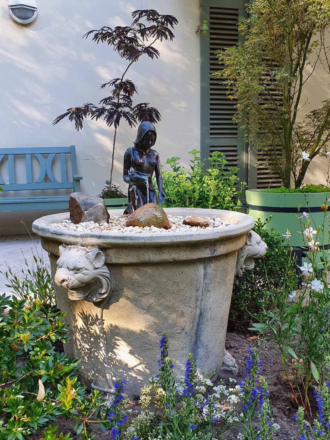 Potsdam: Bronzewasserspeier GWENDA, Steingefäß LEONIE RUGGENTI, Orangeriekübel SANS, SOUCI