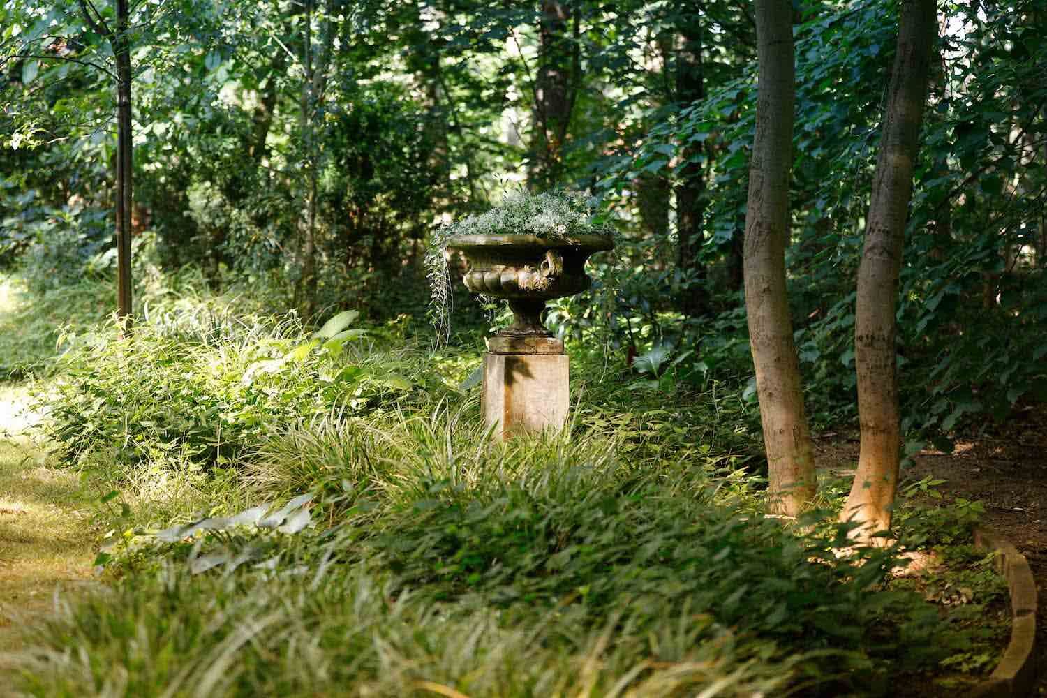 Potsdam: Steinschale EDWARD auf Podest HENRY in verwunschenem Garten. Potsdam: Steinschale EDWARD auf Podest HENRY in verwunschenem Garten.