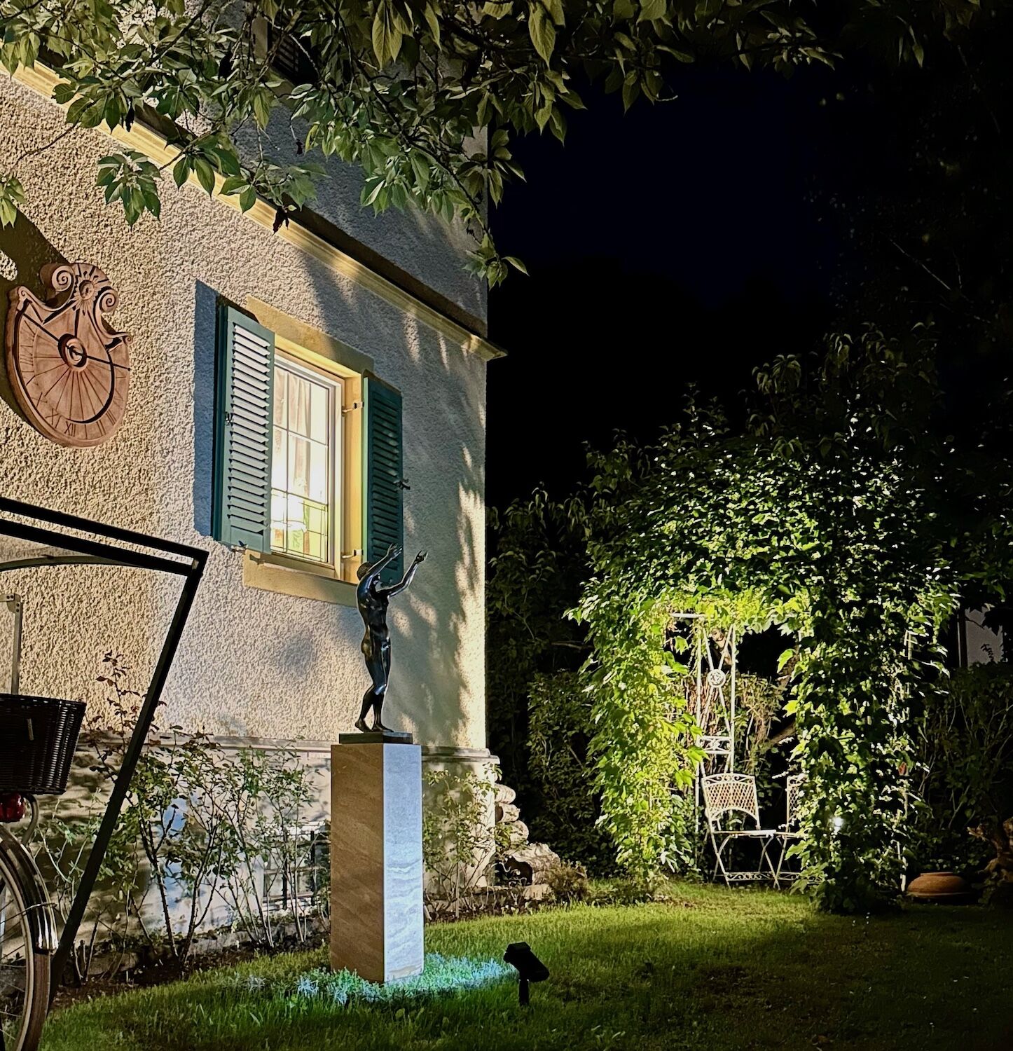 München: Bronzefigur BETENDER KNABE auf Sandsteinpodest