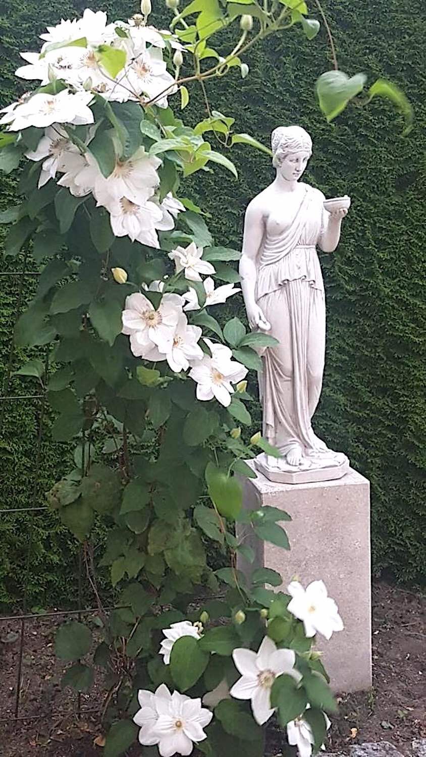 Zehdenick, Brandenburg: GÖTTIN HEBE auf Kalksteinpodest VICENZA Zehdenick, Brandenburg: GÖTTIN HEBE auf Kalksteinpodest VICENZA