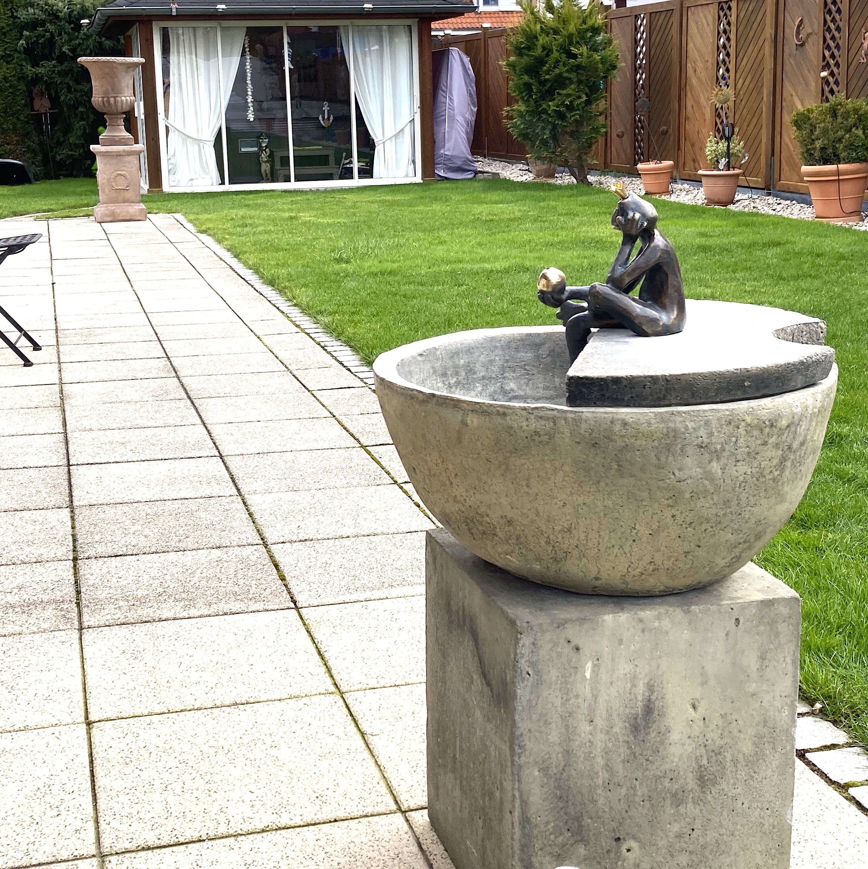 Großbeeren: Bronzewasserspeier ALBERT, Steinbrunnen BASE, BASIN