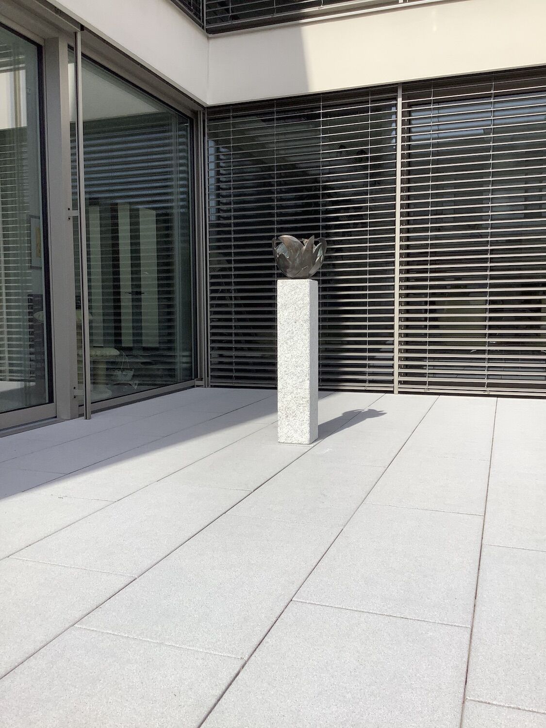 Potsdam, Feuerschale FLAMME auf Granitstele