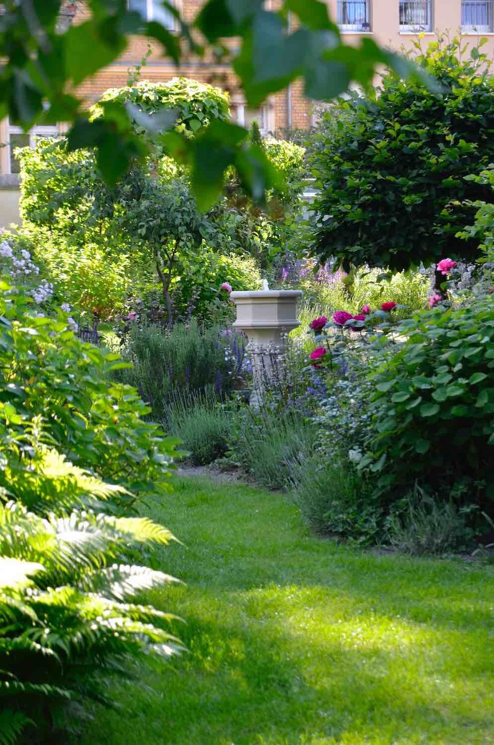 Potsdam: Steinbrunnen ST. DENIS, Sandsteinguss. Mediterrane Atmosphäre Potsdam: Steinbrunnen ST. DENIS, Sandsteinguss. Mediterrane Atmosphäre