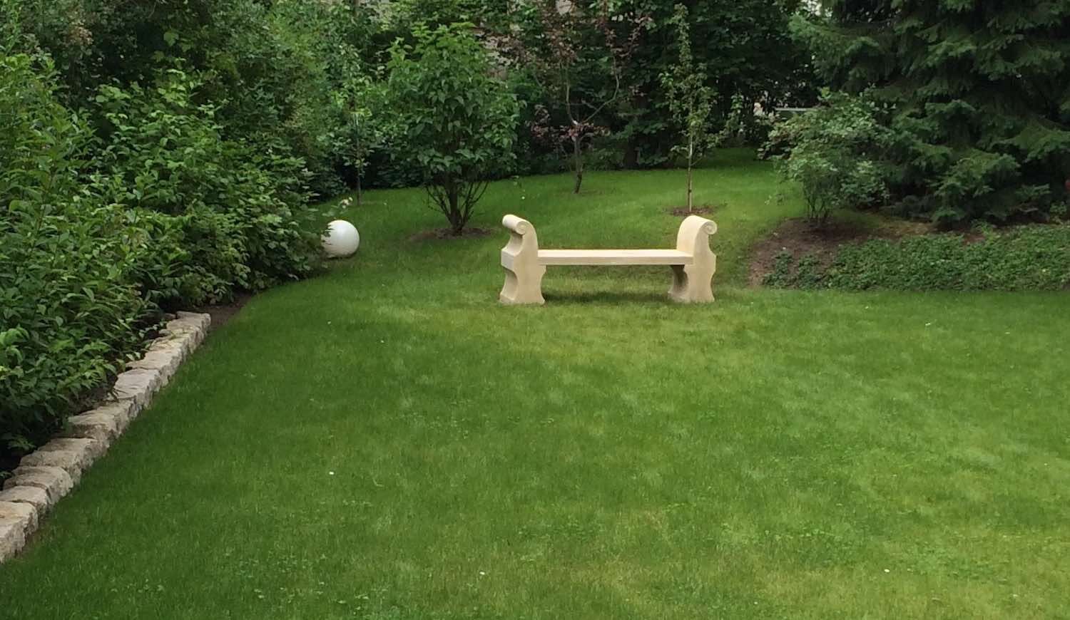 Berlin: Steinbank PALLADIO, Kalkstein aus Vicenza, maßgeschneiderte Steinmetzarbeit.  Berlin: Steinbank PALLADIO, Kalkstein aus Vicenza, maßgeschneiderte Steinmetzarbeit.