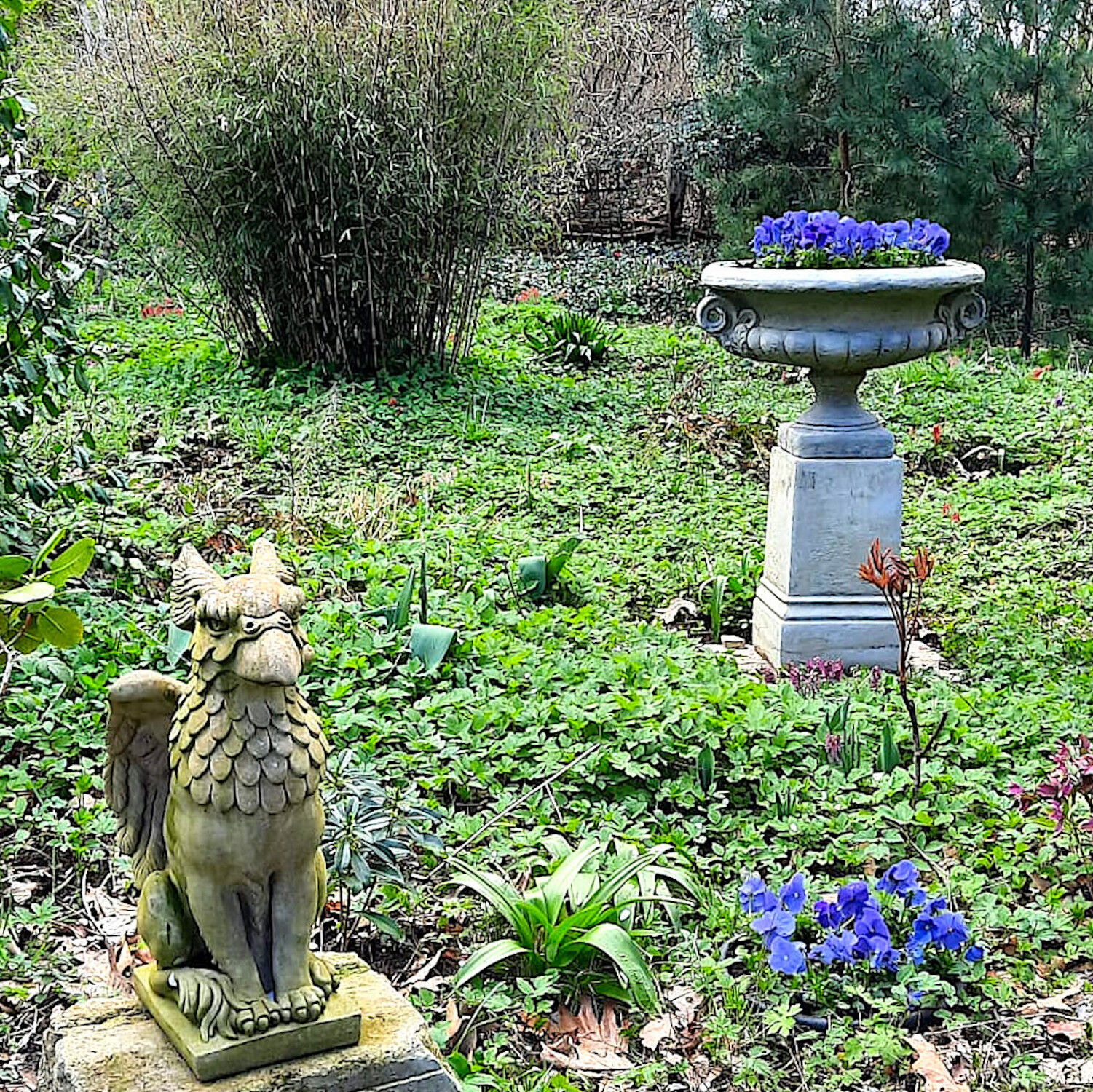 Potsdam: Steinvase EDWARD auf Steinpodest HENRY