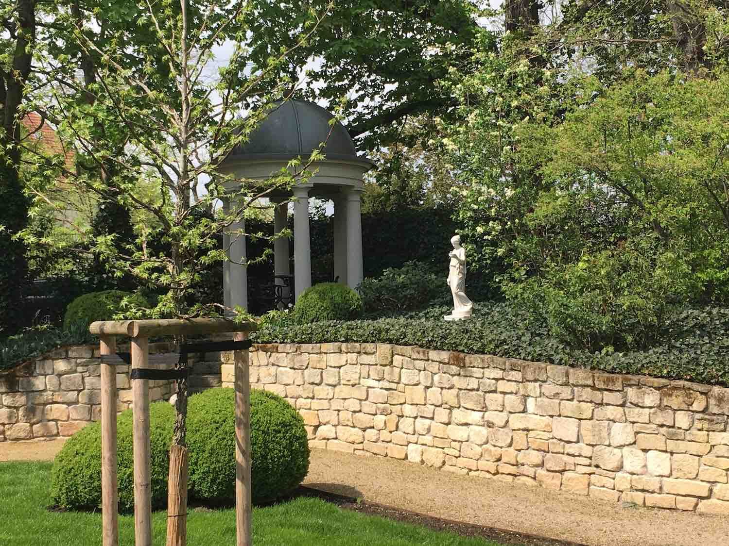Magdeburg: Göttin HEBE, Carrara-Marmor-Guss neben einem Pavillon in einem großen Garten.  Magdeburg: Göttin HEBE, Carrara-Marmor-Guss neben einem Pavillon in einem großen Garten.