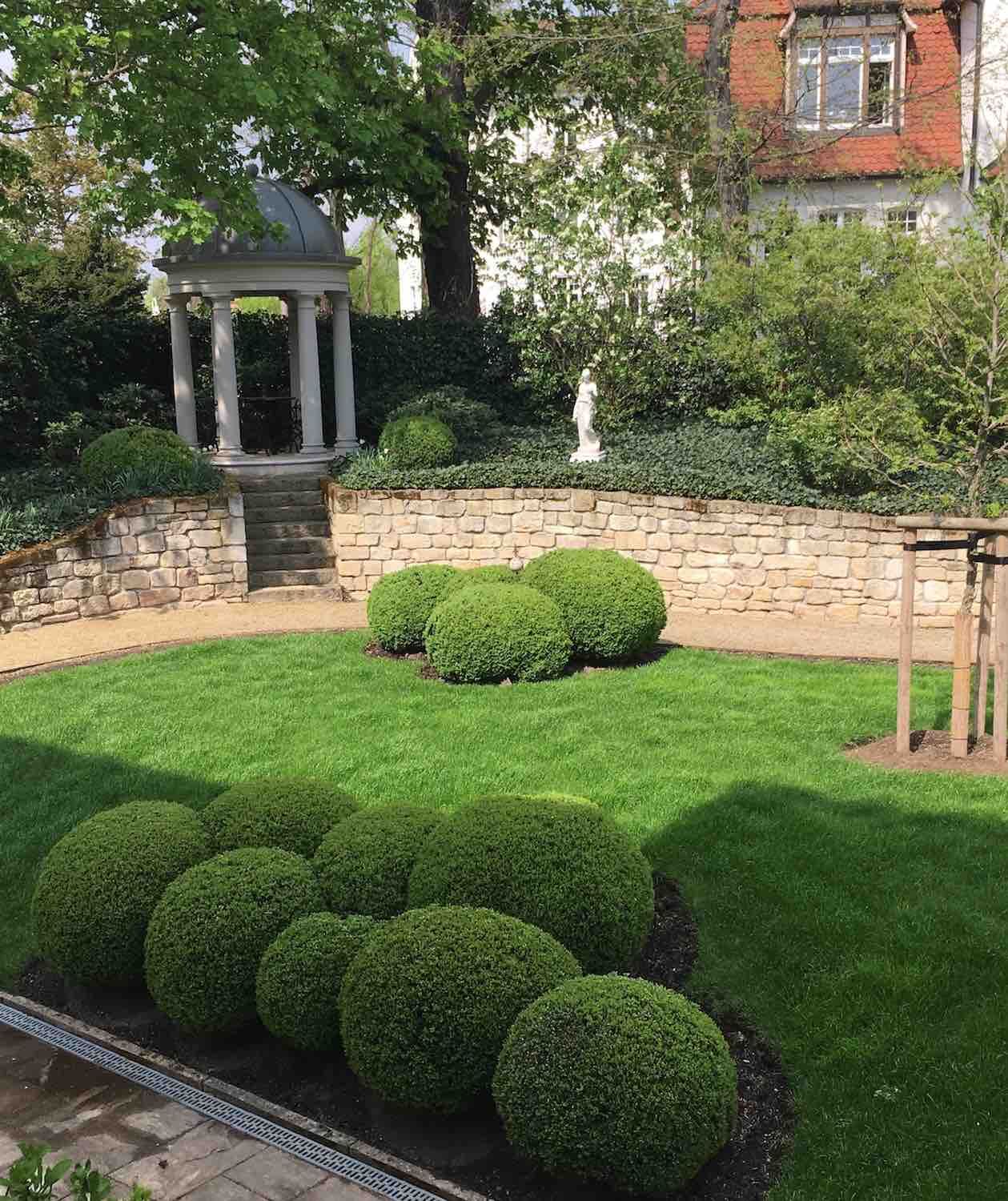 Magdeburg: Göttin HEBE, Carrara-Marmor-Guss neben einem Pavillon in einem großen Garten.  Magdeburg: Göttin HEBE, Carrara-Marmor-Guss neben einem Pavillon in einem großen Garten.