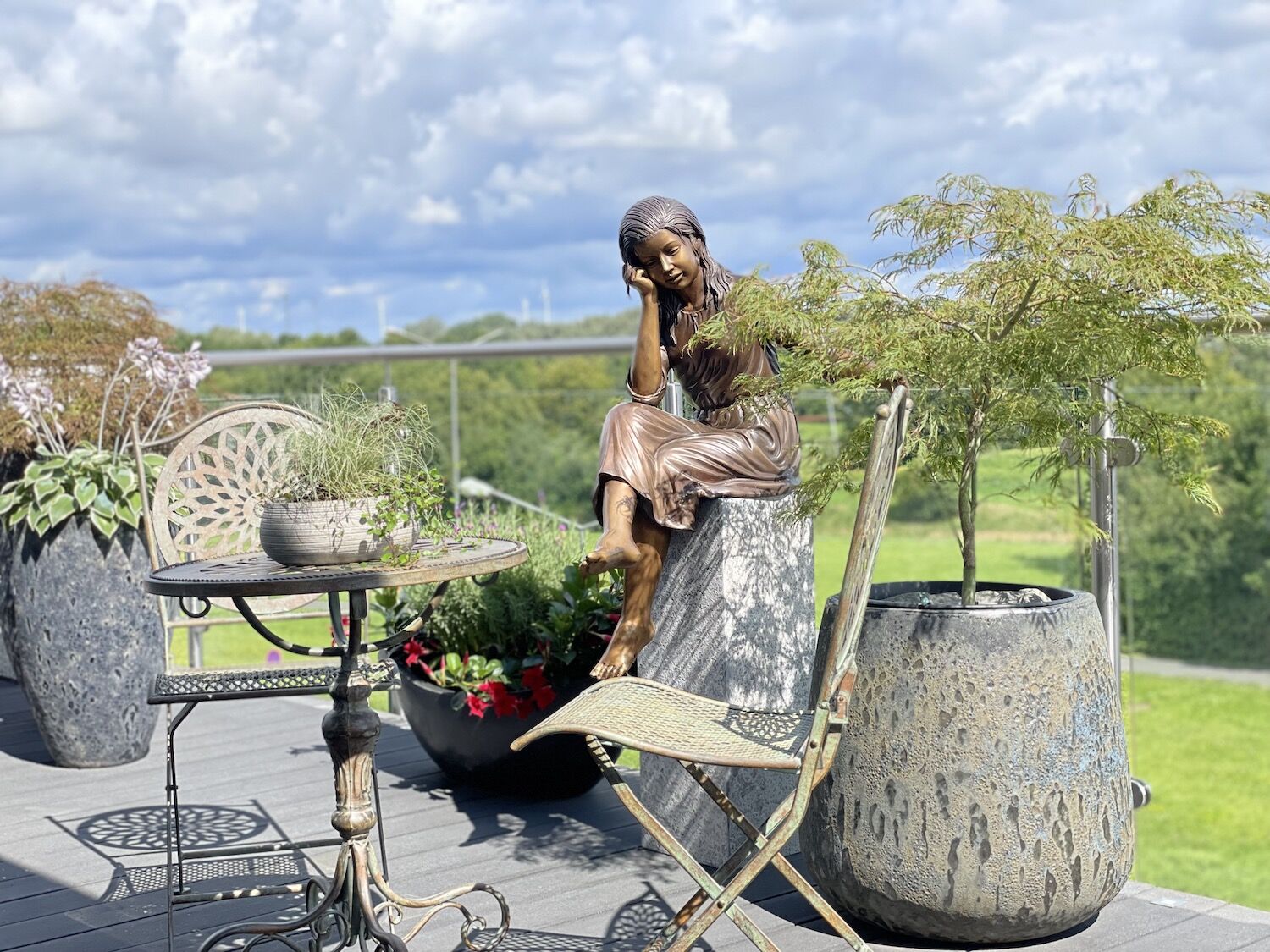 Salzgitter: Bronzefigur MARTINE auf Schieferpodest ARDESIA 75-25-25