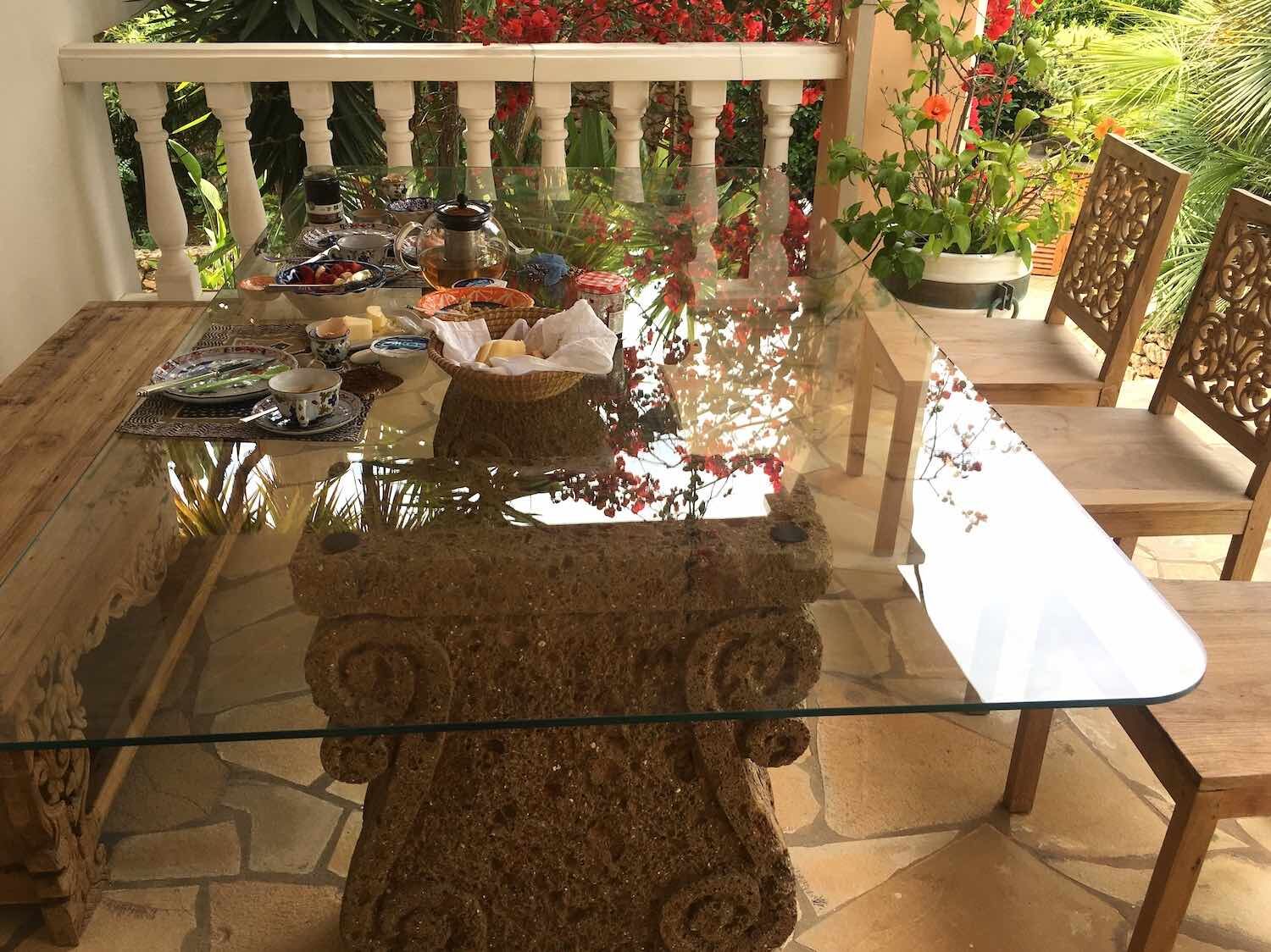 Frühstück auf Ibiza: die Steinbasen VOLUTE als Basis für einen traumhaften Start in den Tag.