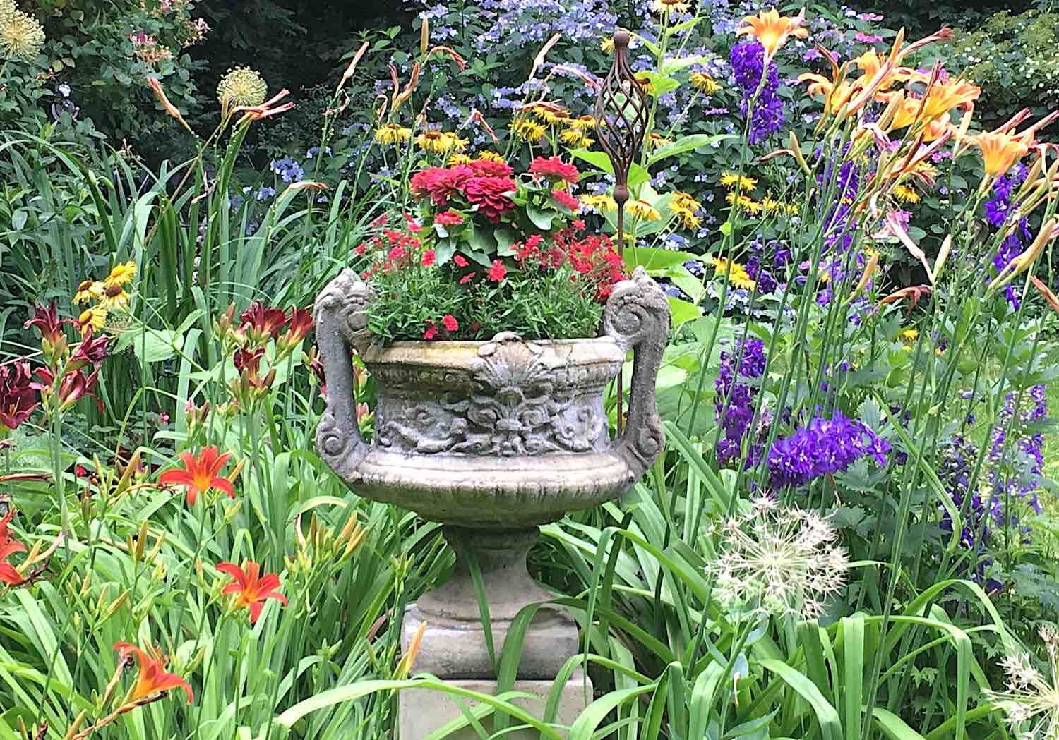 Berlin: Amphore aus patiniertem englischen Steinguss auf Podest (nicht mehr im Sortiment) Berlin: Amphore aus patiniertem englischen Steinguss auf Podest (nicht mehr im Sortiment)