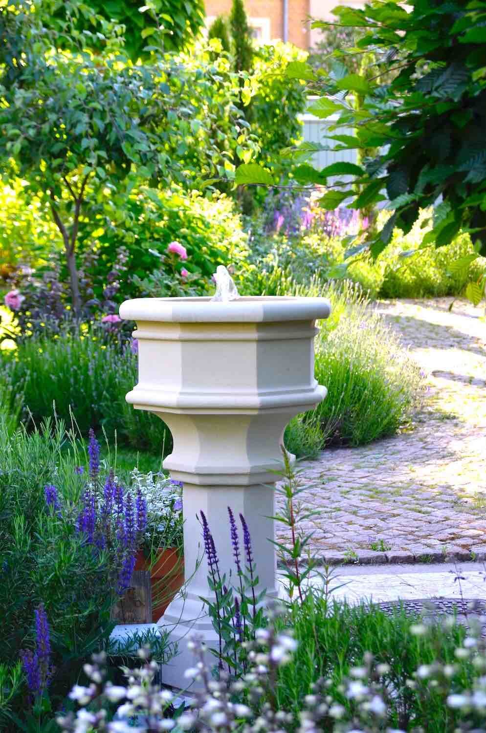 Potsdam: Steinbrunnen ST. DENIS, Sandsteinguss. Mediterrane Atmosphäre Potsdam: Steinbrunnen ST. DENIS, Sandsteinguss. Mediterrane Atmosphäre