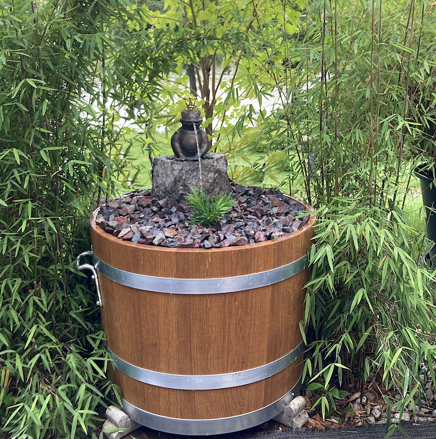 Potsdam: Brunnenkomplettsett aus Holzkübel, Granistein und Wasserspeier Froschkönig CHARLES