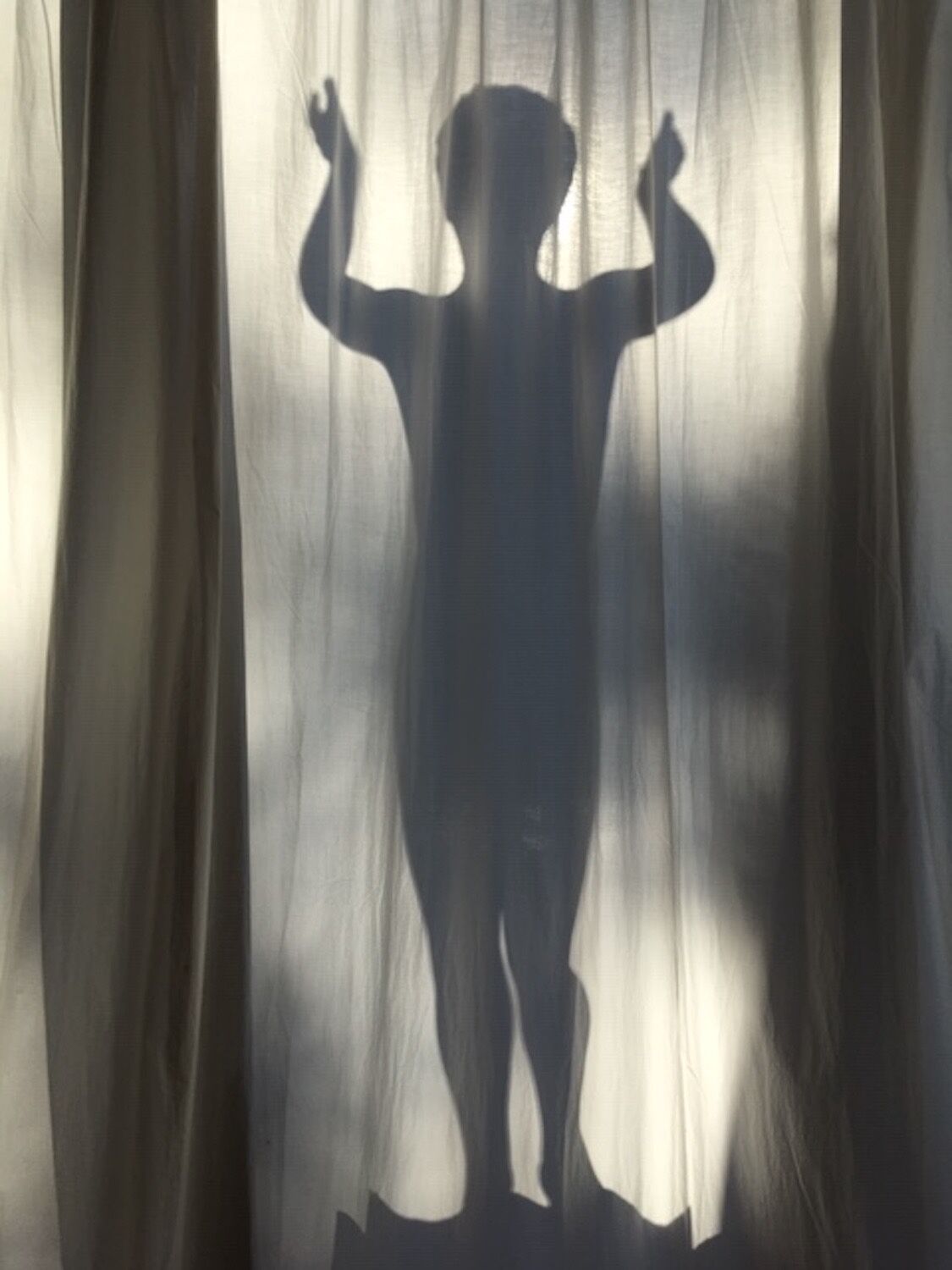 Berlin: Bronzefigur BETENDER KNABE auf Terrasse, aus der Wohnung heraus hinter Vorhang; schemenhaft und erkennbar Berlin: Bronzefigur BETENDER KNABE auf Terrasse, aus der Wohnung heraus hinter Vorhang; schemenhaft und erkennbar