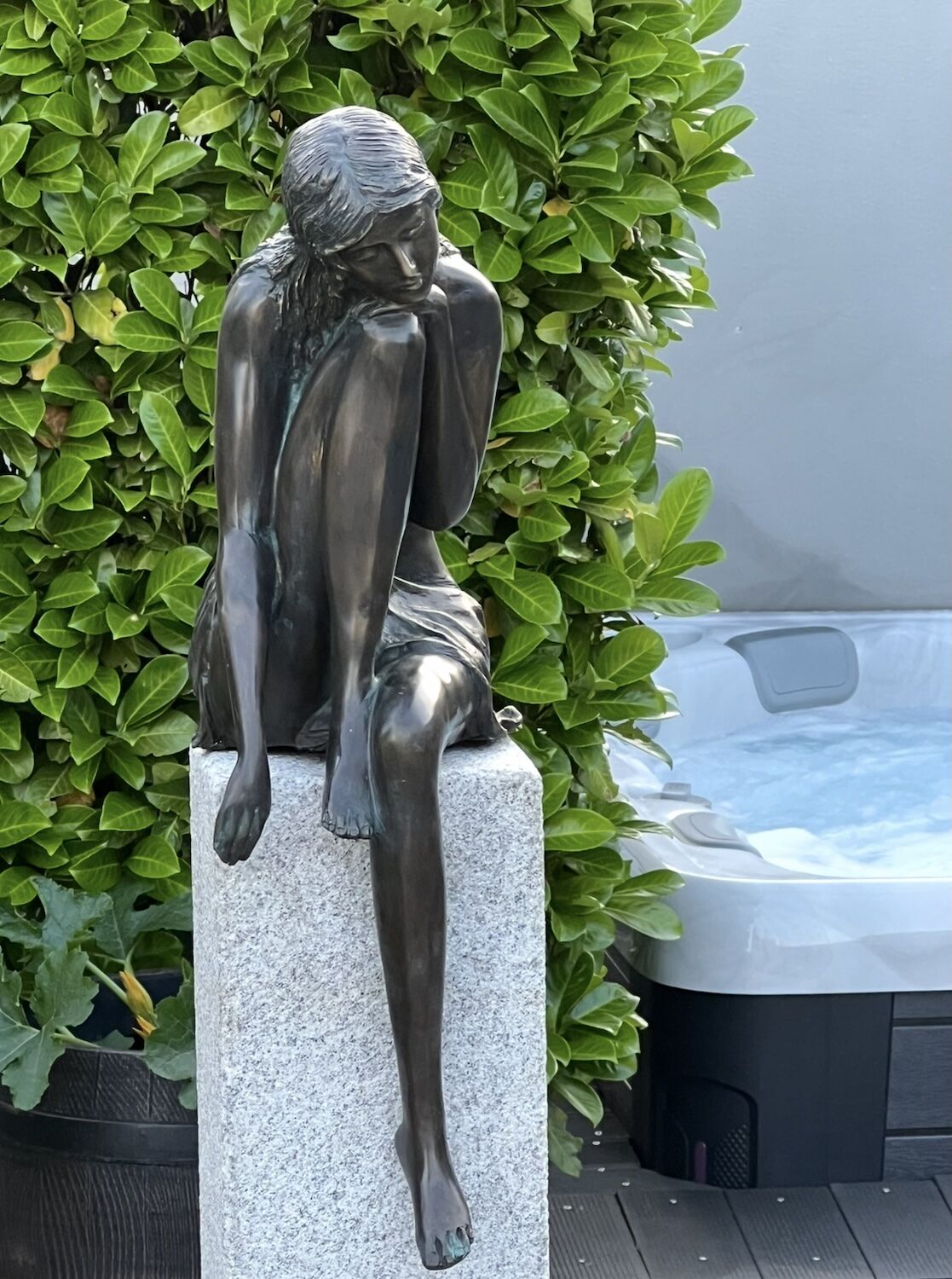 bei Nürnberg, Bronzefigur SYLVIE, auf Steinstele