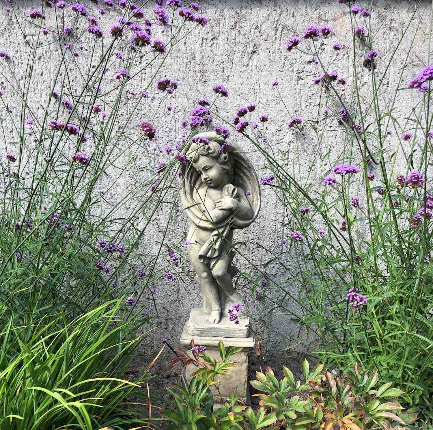 Uelzen: Steinputte im Blumenbeet. Uelzen: Steinputte im Blumenbeet.