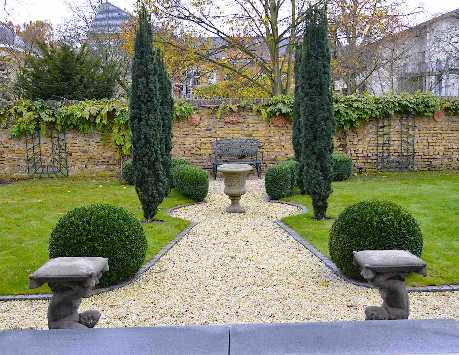 Potsdam: Steinskulpturen SATYR, Steinvase MEDICI Potsdam: Steinskulpturen SATYR, Steinvase MEDICI