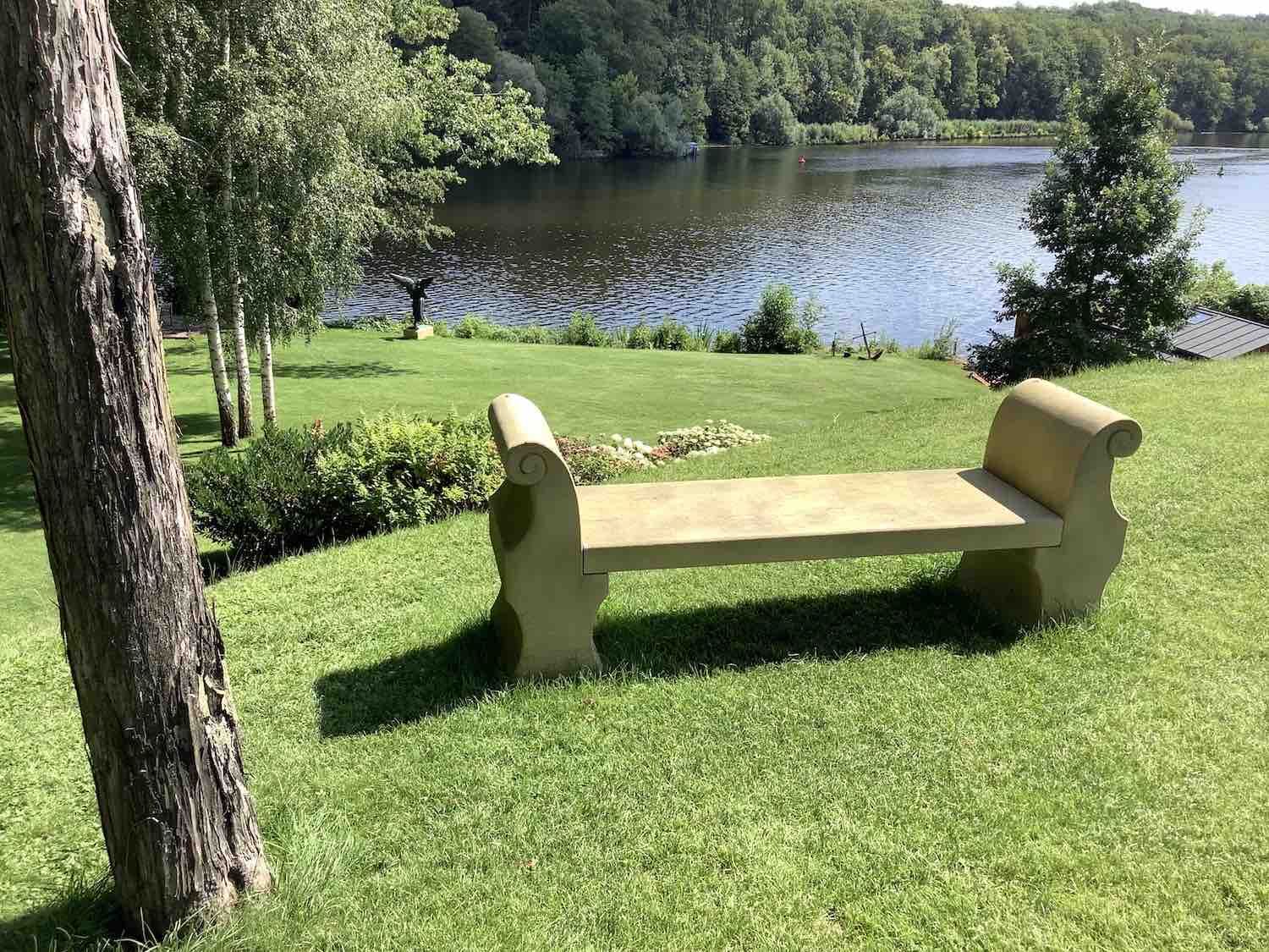Potsdam: Bank PALLADIO aus massivem VICENZA-Kalkstein, am Ufer im Hintergrund die Bronzefigur ANGEL OF THE WATERS  Potsdam: Bank PALLADIO aus massivem VICENZA-Kalkstein, am Ufer im Hintergrund die Bronzefigur ANGEL OF THE WATERS