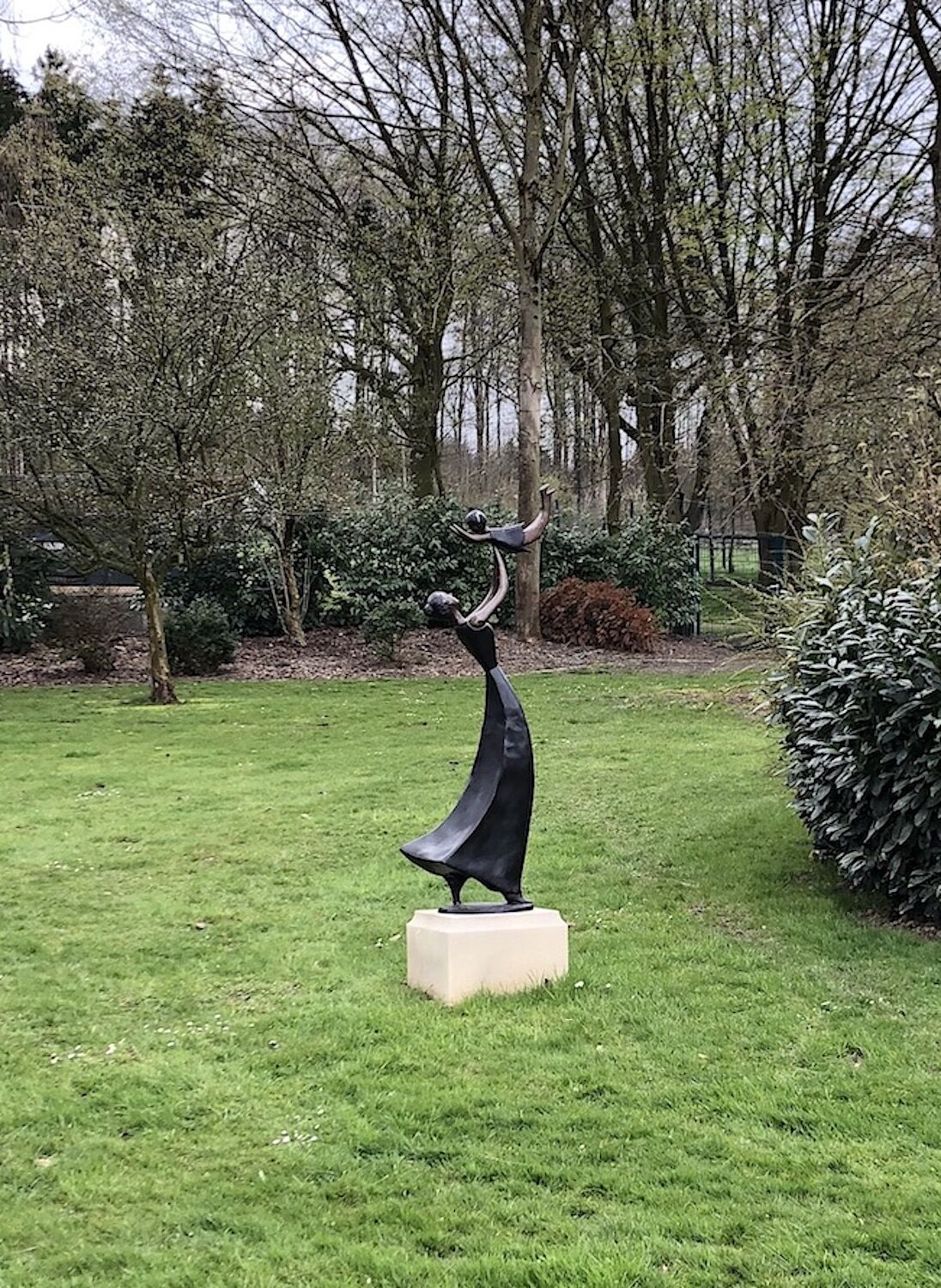 Bielefeld: Bronzefigur MUTTER UND KIND auf Kalksteinpodest VICENZA 30x44x44  Bielefeld: Bronzefigur MUTTER UND KIND auf Kalksteinpodest VICENZA 30x44x44