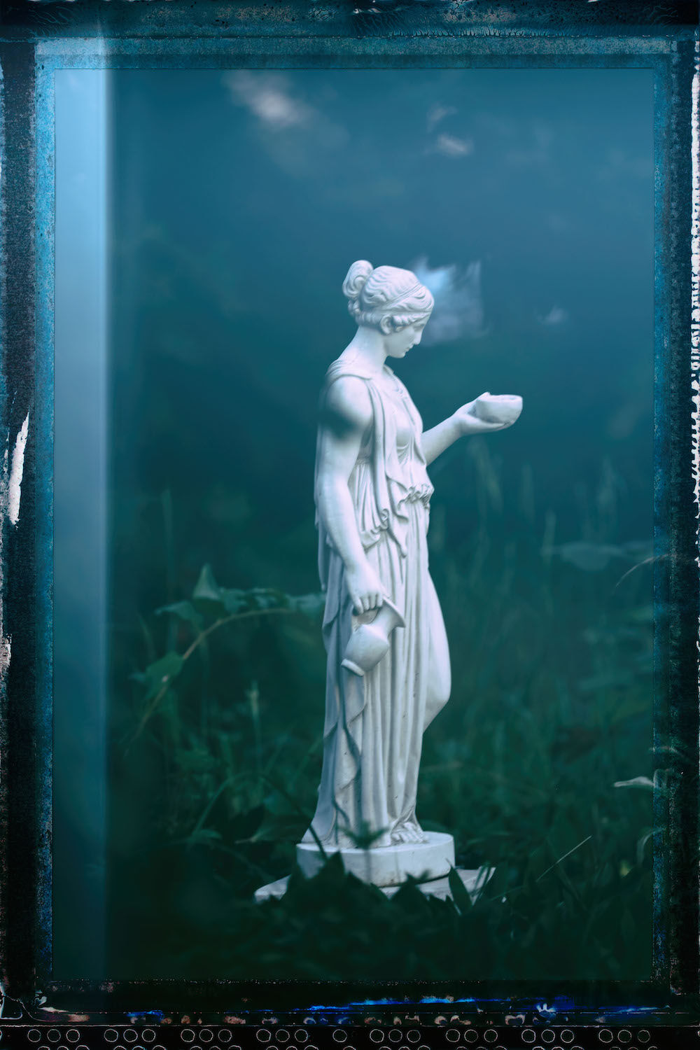 Potsdam: Göttin EBE in einem Garten im Nebel Potsdam: Göttin EB  in einem Garten im Nebel