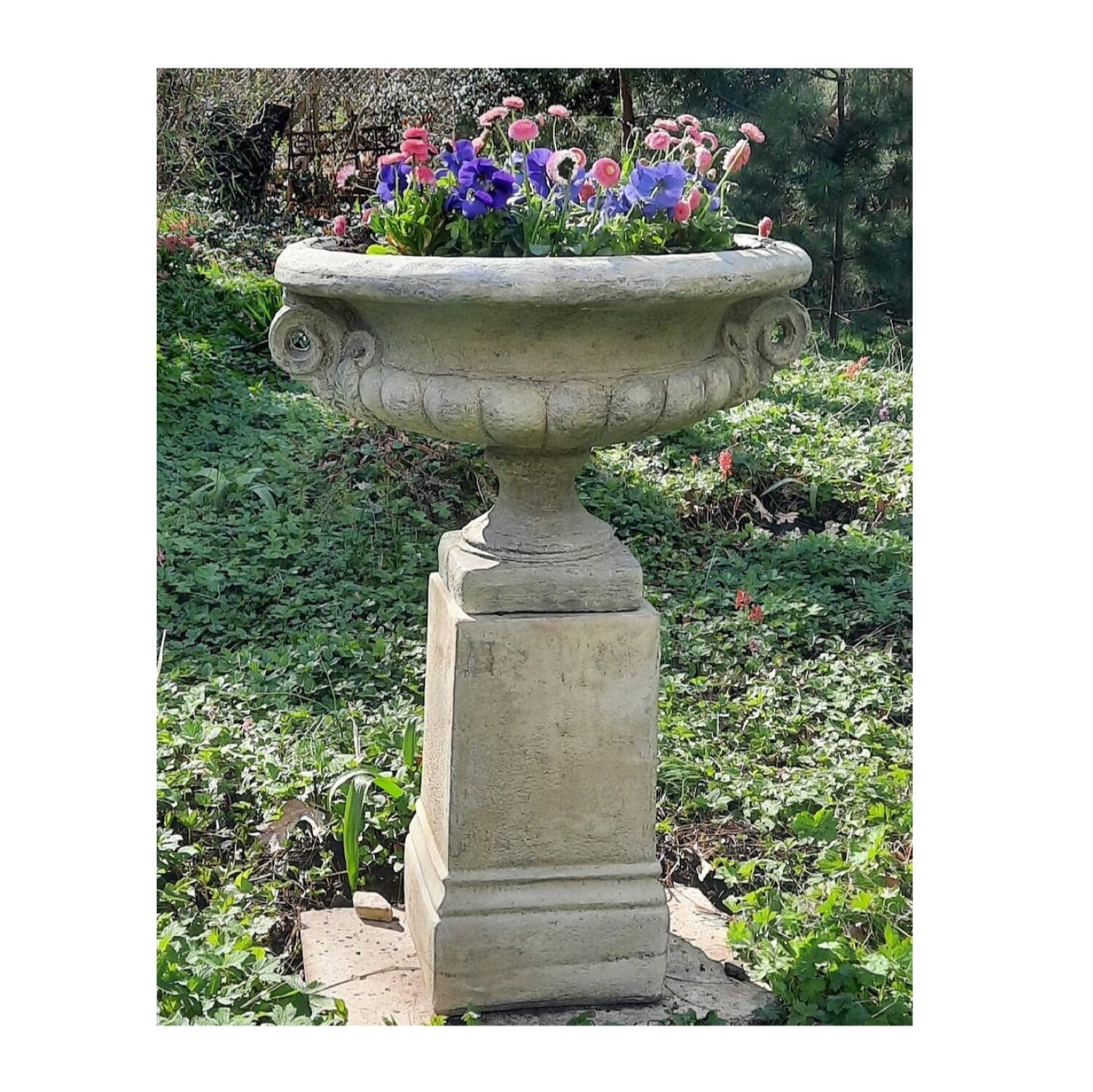 Potsdam: Steinvase EDWARD auf Steinpodest HENRY